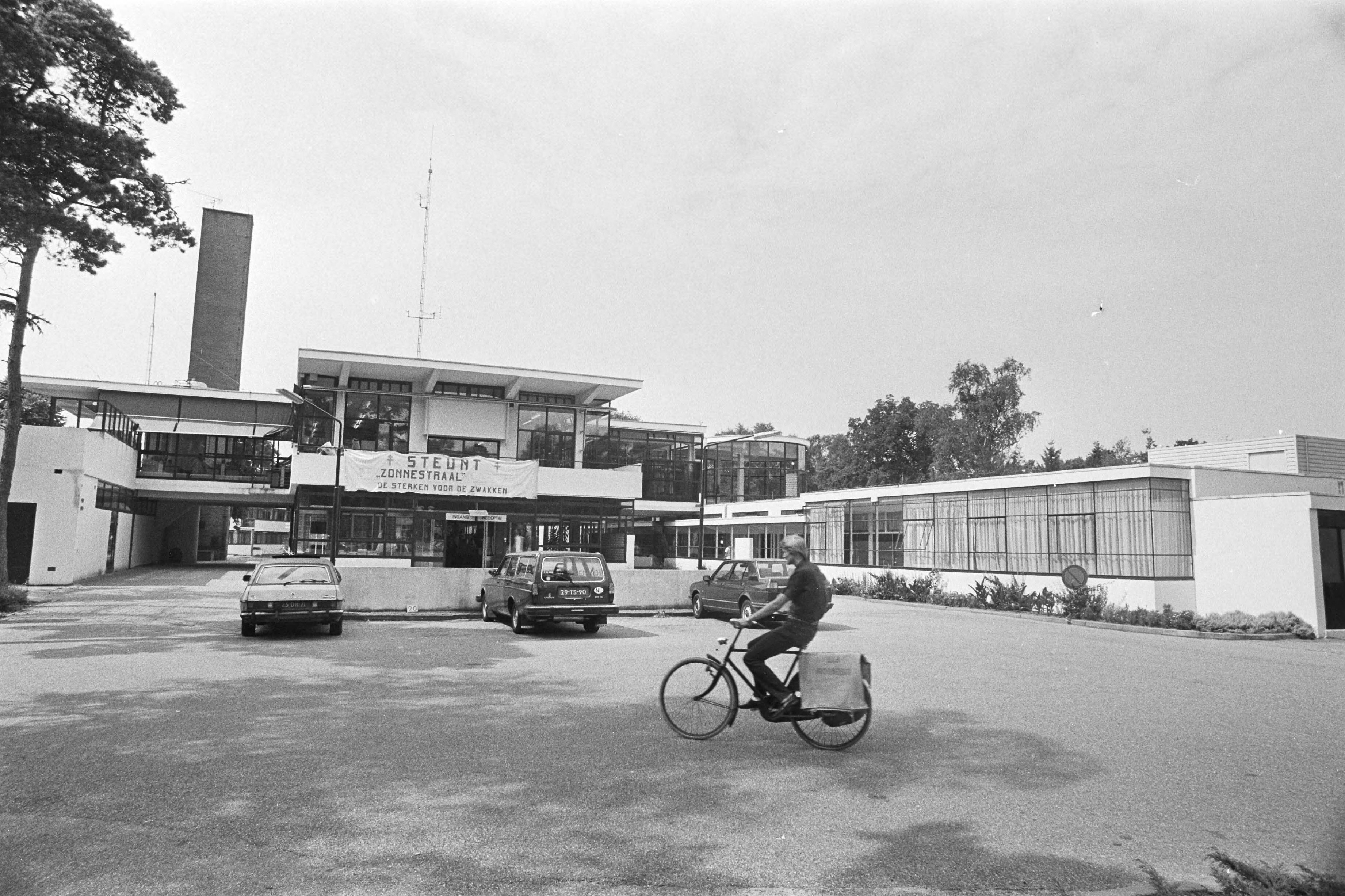 Fotocollectie Anefo — Ziekenhuis Zonnestraal in Hilversum na aangekondigde sluiting; exterieur Zonnestraal — Foto: Croes, Rob C. / Anefo. Licentie: Set B: Rechtenvrij / Publiek Domein. Bron: Nationaal Archief. http://hdl.handle.net/10648/ad1bfcc8-d0b4-102d-bcf8-003048976d84