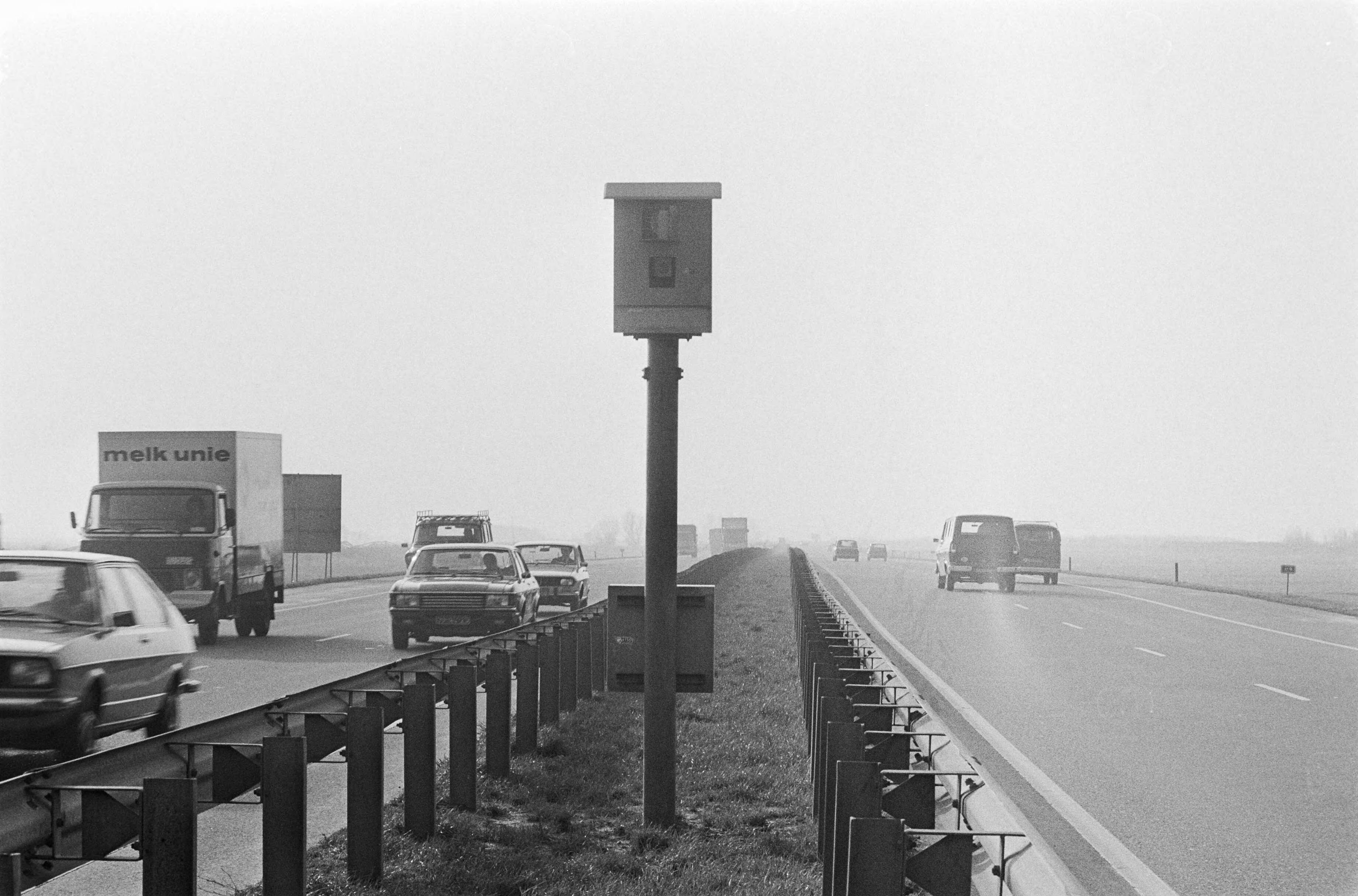 Fotocollectie Anefo — Radarpaal op rijksweg Amsterdam Den Haag voor het betrappen van te snelle automobilisten — Foto: Mieremet, Rob / Anefo. Licentie: Set B: Rechtenvrij / Publiek Domein. Bron: Nationaal Archief. http://hdl.handle.net/10648/ac60a946-d0b4-102d-bcf8-003048976d84