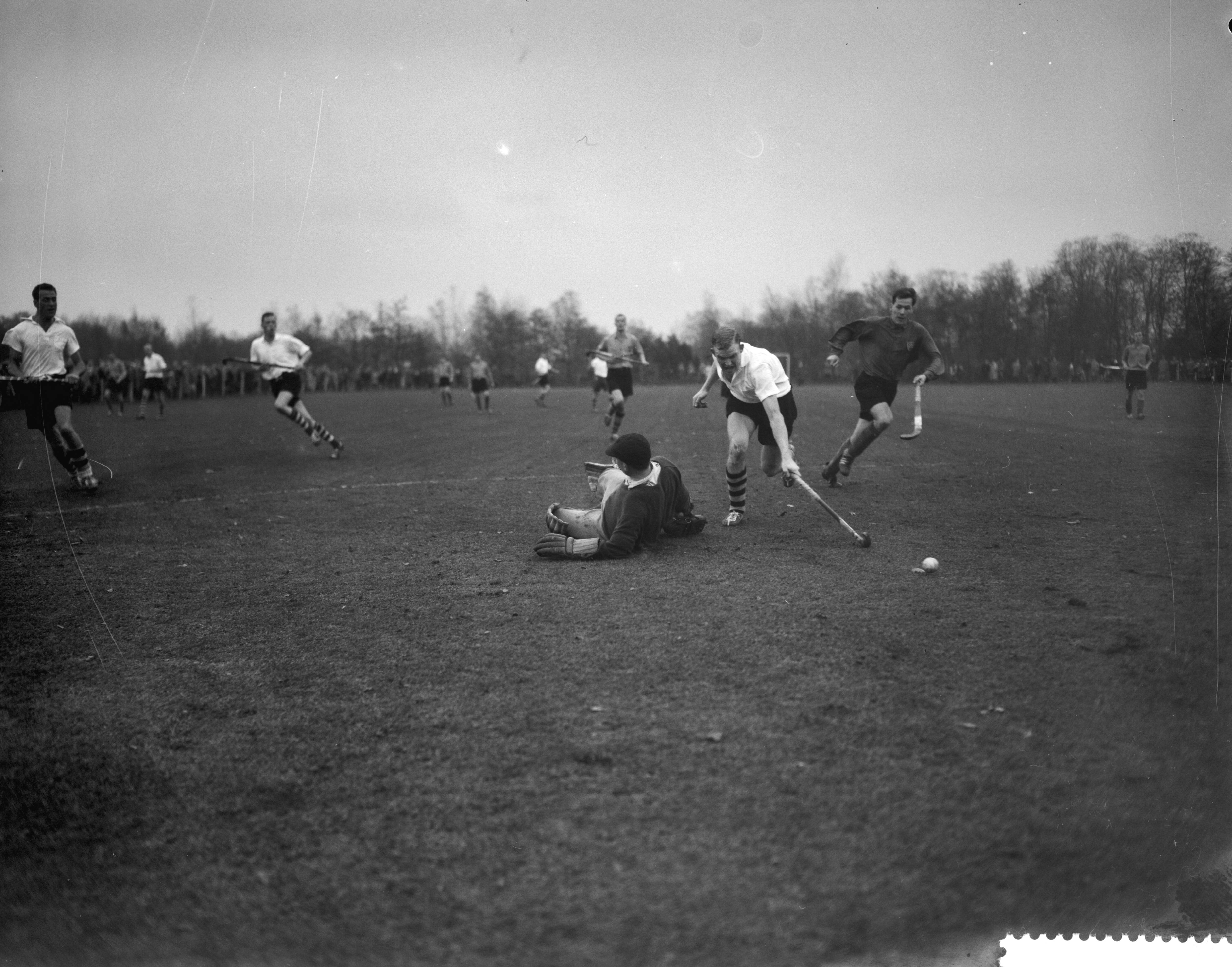 Fotocollectie Anefo — Hockey. Laren tegen SCHC 3-0. Spelmoment — Foto: Bilsen, Joop van / Anefo. Licentie: Set B: Rechtenvrij / Publiek Domein. Bron: Nationaal Archief. http://hdl.handle.net/10648/a9bf546c-d0b4-102d-bcf8-003048976d84