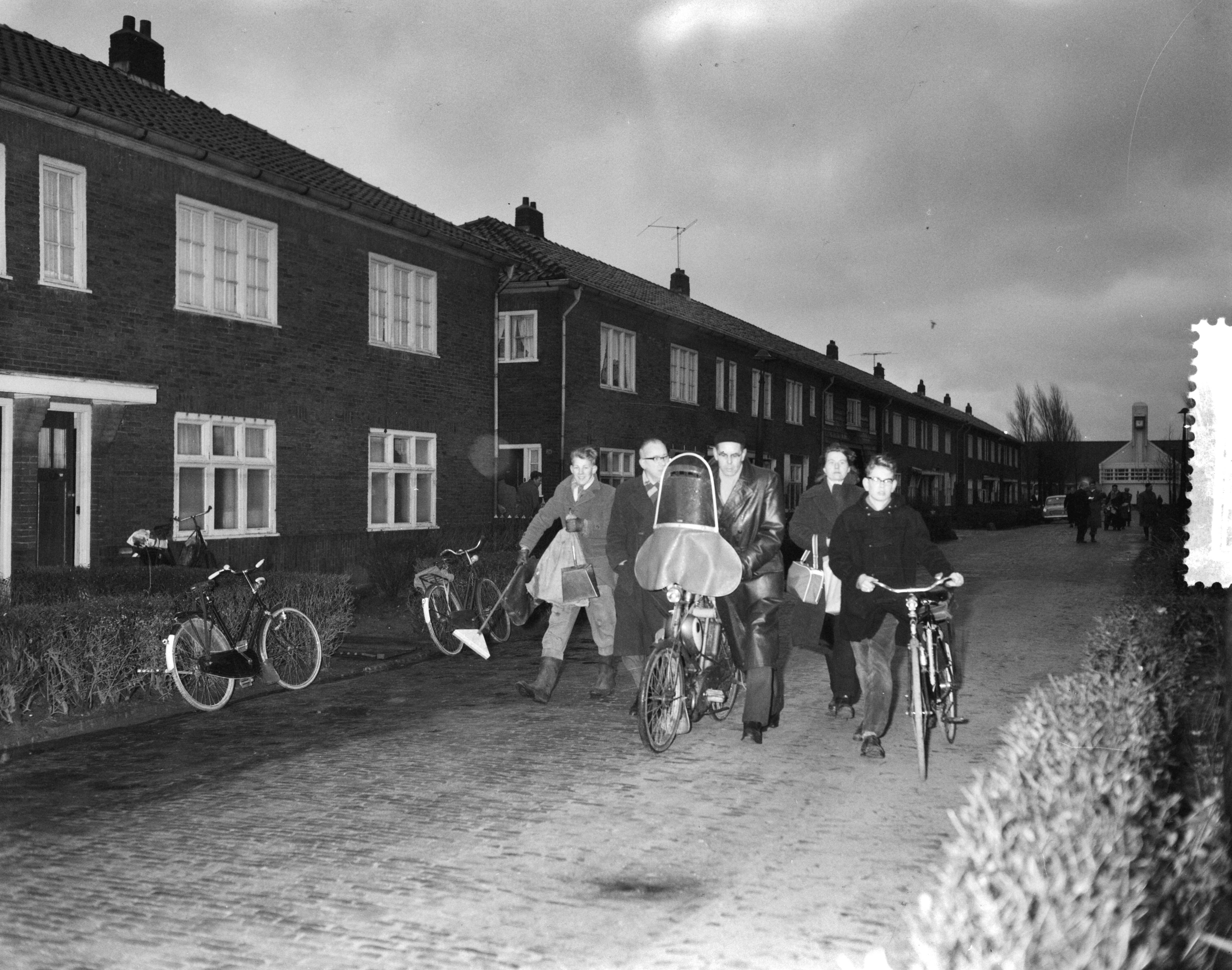 Ramp Tuindorp Oostzaan — Ramp Tuindorp Oostzaan, de terugkeer. Hulp uit Schouwen-Duiveland — Foto: Bilsen, Joop van / Anefo. Licentie: Set B: Rechtenvrij / Publiek Domein. Bron: Nationaal Archief. http://hdl.handle.net/10648/a9a6efd0-d0b4-102d-bcf8-003048976d84