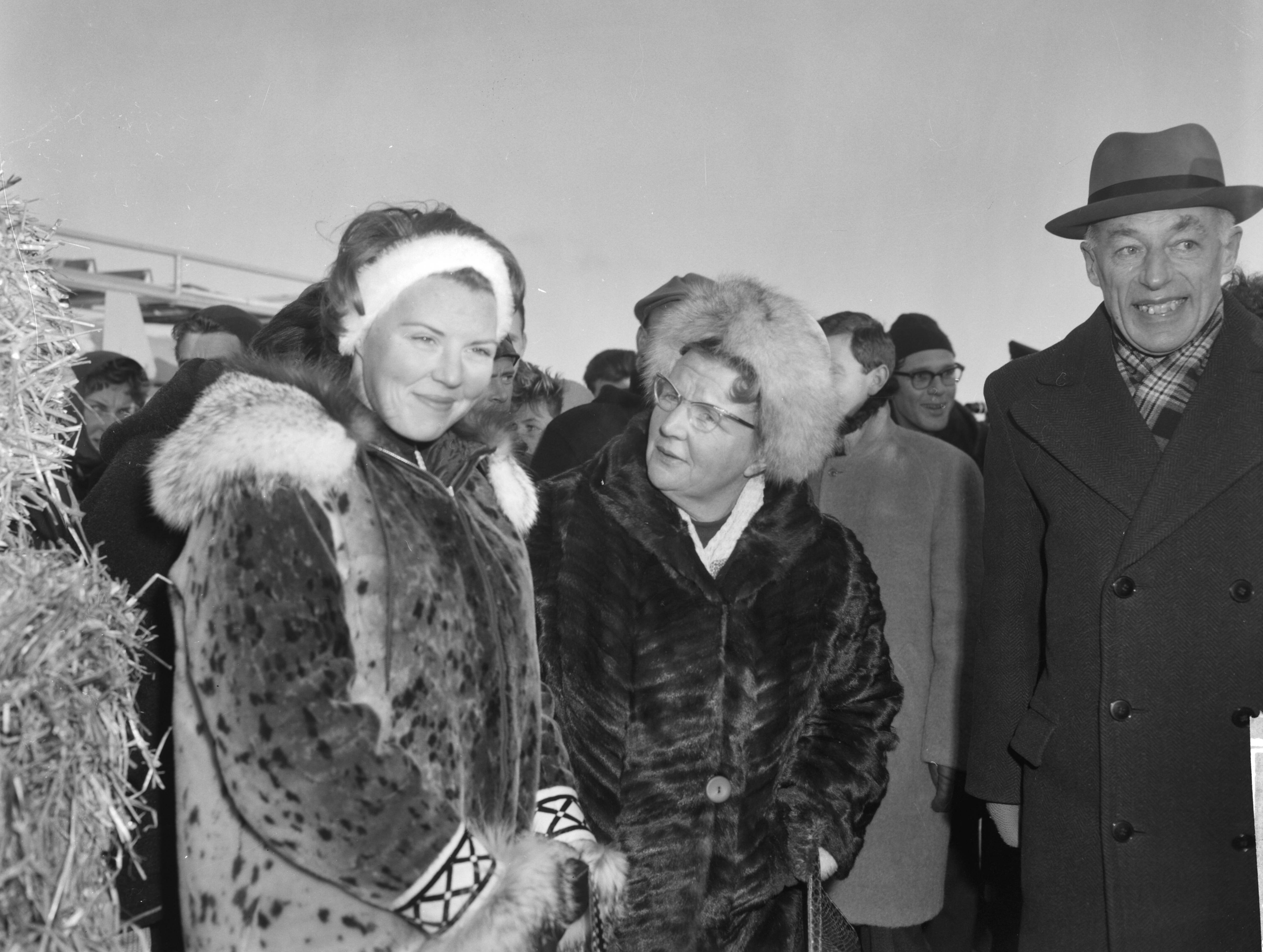 Fotocollectie Anefo — Elfstedentocht 1963. koningin Juliana en orinses Beatrix bij de finish in Leeuwarden — Foto: Bilsen, Joop van / Anefo. Licentie: Set B: Rechtenvrij / Publiek Domein. Bron: Nationaal Archief. http://hdl.handle.net/10648/aa267e6c-d0b4-102d-bcf8-003048976d84
