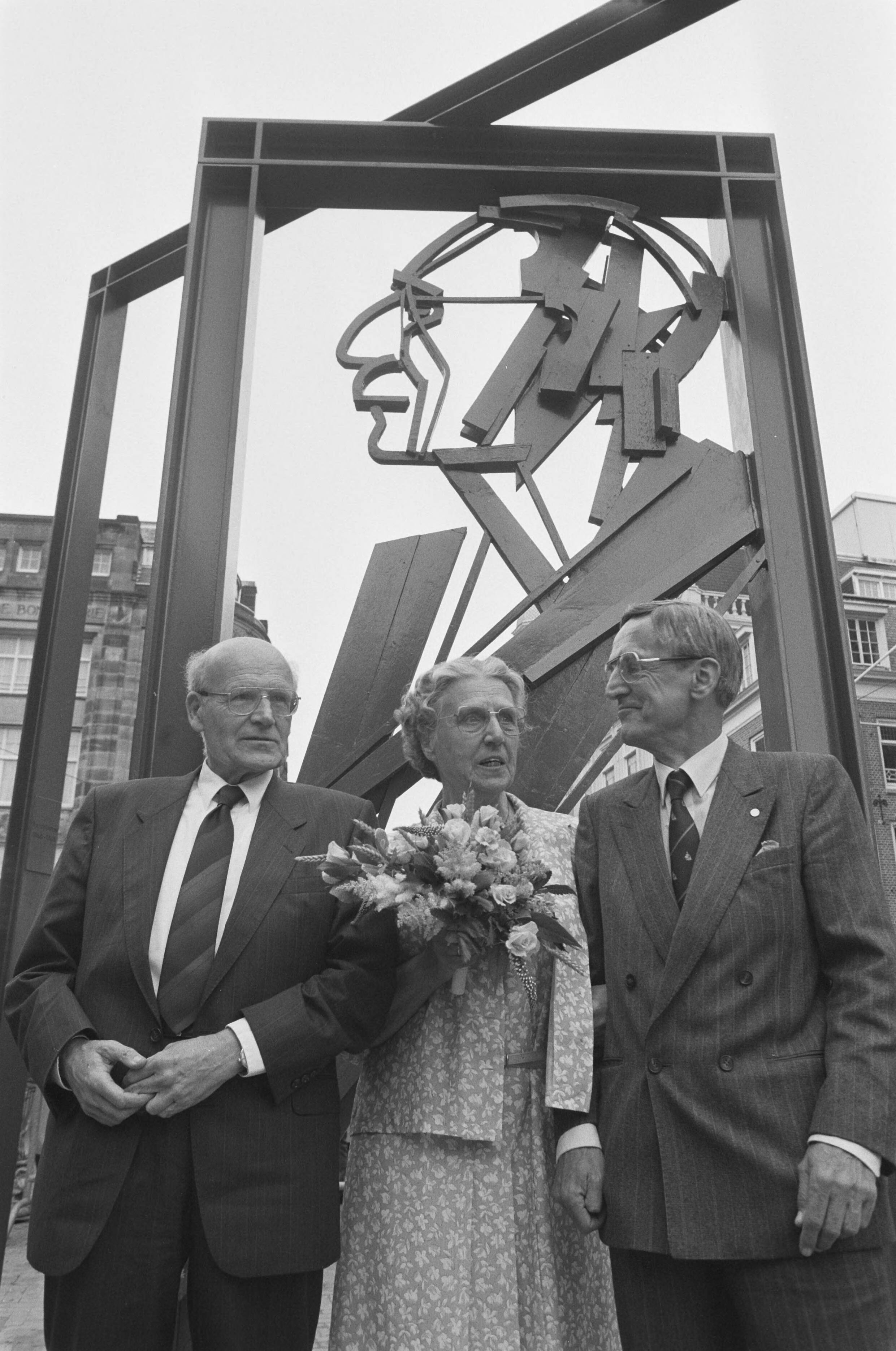 Fotocollectie Anefo — Onthulling in Den Haag van het monument voor Willem Drees door mevrouw C. Bouma-Drees — Foto: Croes, Rob C. / Anefo. Licentie: Set B: Rechtenvrij / Publiek Domein. Bron: Nationaal Archief. http://hdl.handle.net/10648/ad6bc672-d0b4-102d-bcf8-003048976d84