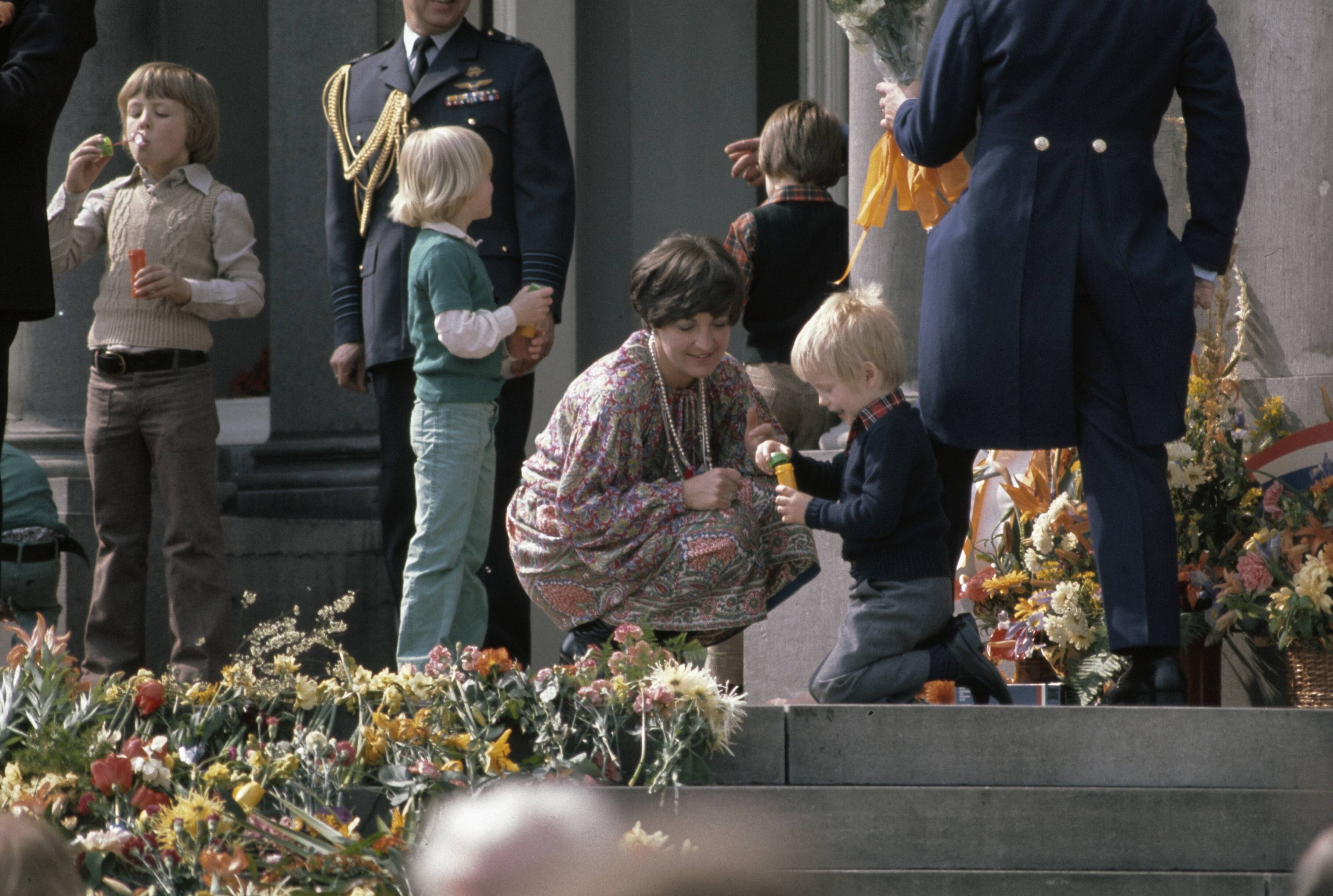 Koninginnedag 1977 — Prinses Margriet en één van haar zonen — Foto: Peters, Hans / Anefo. Licentie: Set B: Rechtenvrij / Publiek Domein. Bron: Nationaal Archief. http://hdl.handle.net/10648/ad944840-d0b4-102d-bcf8-003048976d84