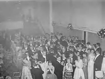 Fotocollectie Anefo — Lustrumviering van de tandheelkundige studentenvereniging "John Tomes" te Utrecht — Foto: Bilsen, Joop van / Anefo. Licentie: Set B: Rechtenvrij / Publiek Domein. Bron: Nationaal Archief. http://hdl.handle.net/10648/a96e6976-d0b4-102d-bcf8-003048976d84