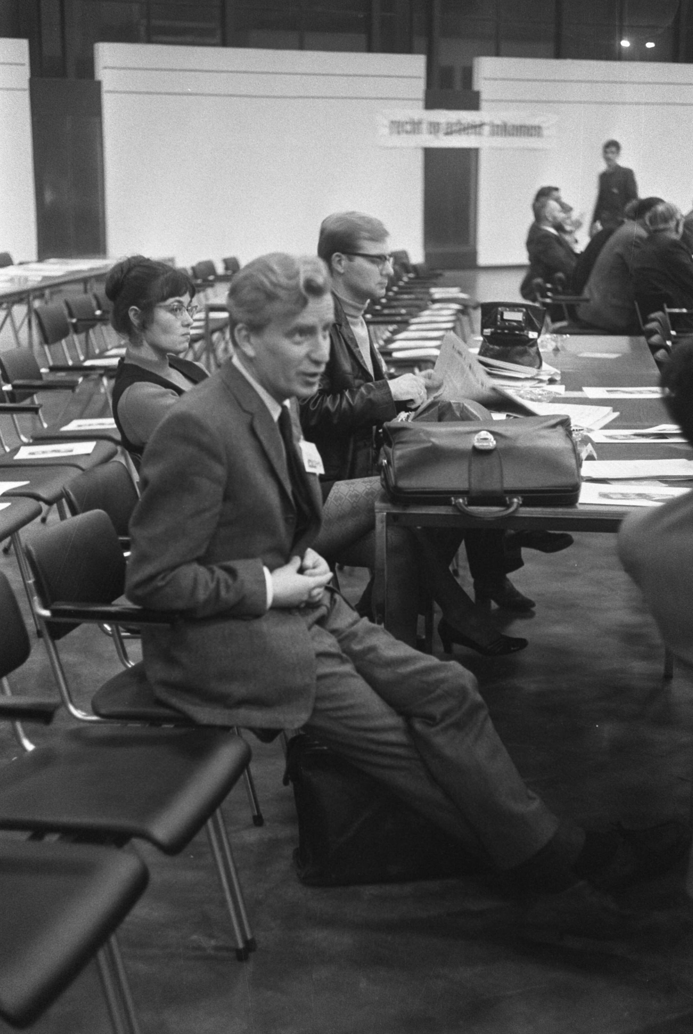 Fotocollectie Anefo — PVDA-congres in Groningen. Aan de bestuurstafel vooraan dr. A. Kloos (voorzitter NVV) — Foto: Koch, Eric / Anefo. Licentie: Set B: Rechtenvrij / Publiek Domein. Bron: Nationaal Archief. http://hdl.handle.net/10648/ab895ca2-d0b4-102d-bcf8-003048976d84