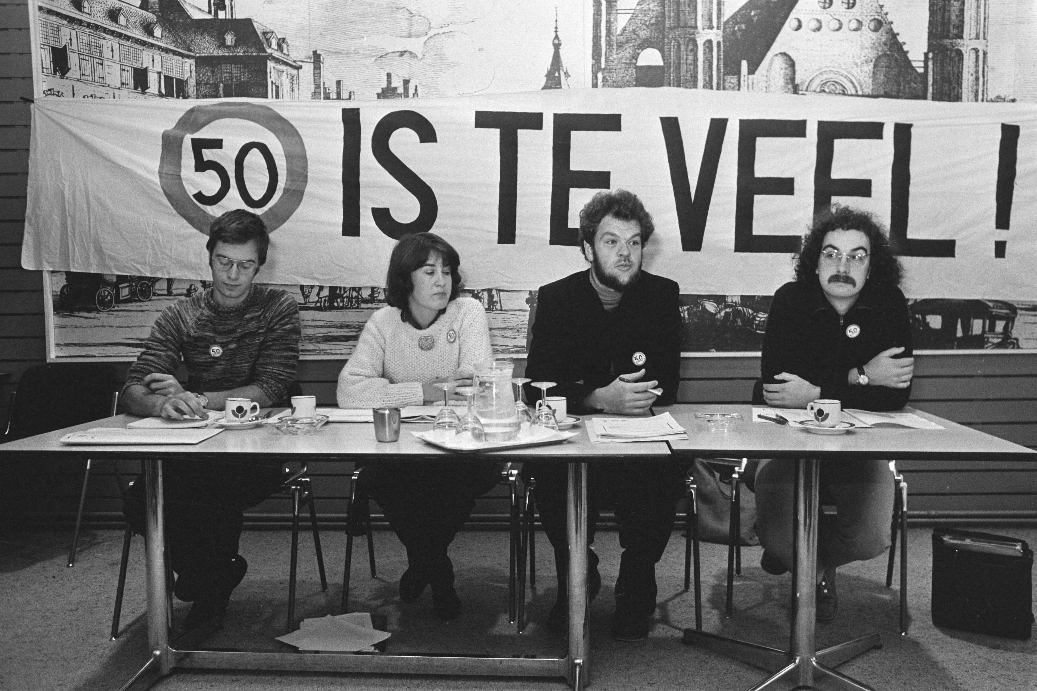 Fotocollectie Anefo — Aktiegroep Stop kindermoord , wielrijdersbond ENFB en Ver. Bescherming voetgangers gaven persconf. Den Haag om maximum snelheid te verlagen — Foto: Bogaerts, Rob / Anefo. Licentie: Set B: Rechtenvrij / Publiek Domein. Bron: Nationaal Archief. http://hdl.handle.net/10648/aced63a4-d0b4-102d-bcf8-003048976d84