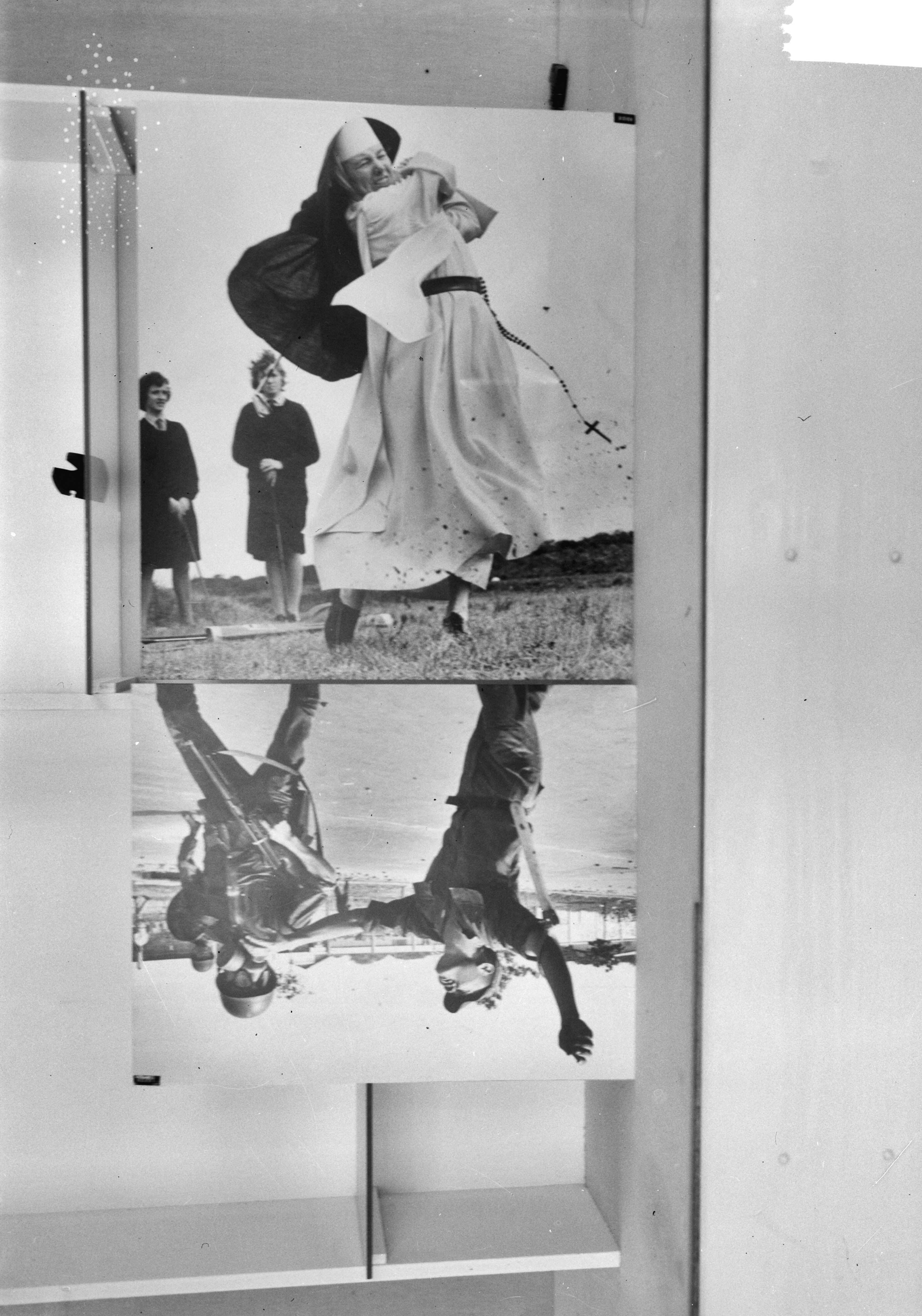 Fotocollectie Anefo — Fotografiewedstrijd World Press Photo in het Gemeentemuseum te Den Haag; een van de ingezonden foto's — Foto: Bilsen, Joop van / Anefo. Licentie: Set B: Rechtenvrij / Publiek Domein. Bron: Nationaal Archief. http://hdl.handle.net/10648/aad10396-d0b4-102d-bcf8-003048976d84