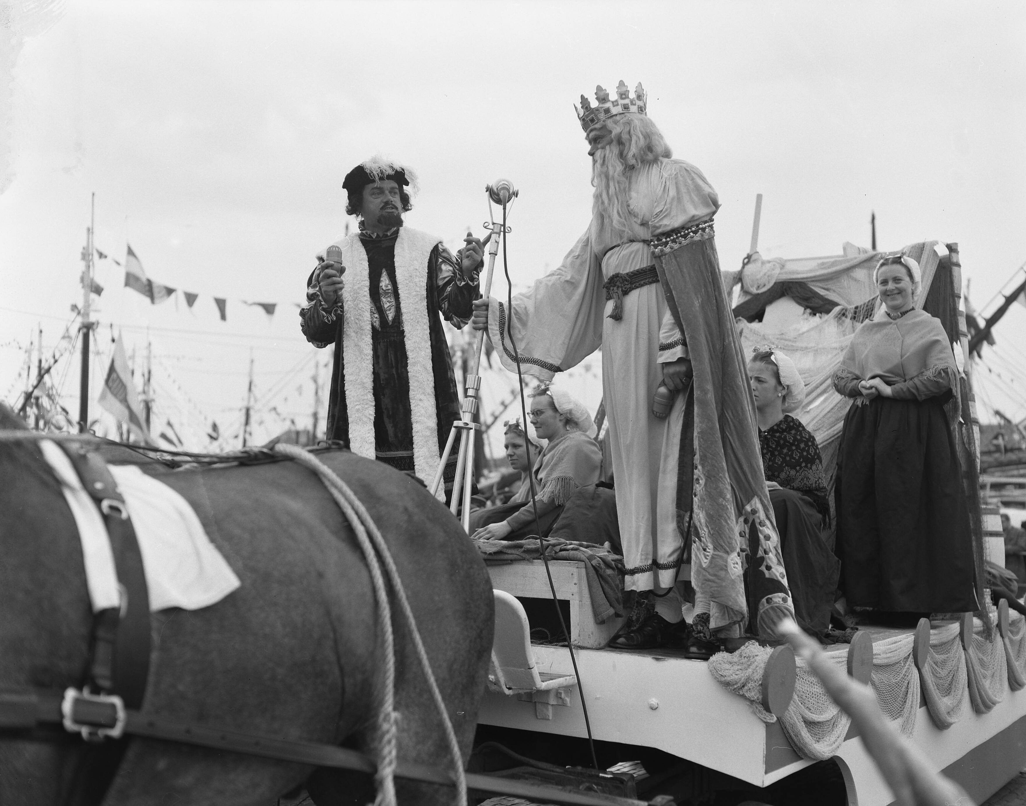 Fotocollectie Anefo — Vlaggetjesdag in IJmuiden en Scheveningen — Foto: Noske, J.D. / Anefo. Licentie: Set B: Rechtenvrij / Publiek Domein. Bron: Nationaal Archief. http://hdl.handle.net/10648/a95fc934-d0b4-102d-bcf8-003048976d84