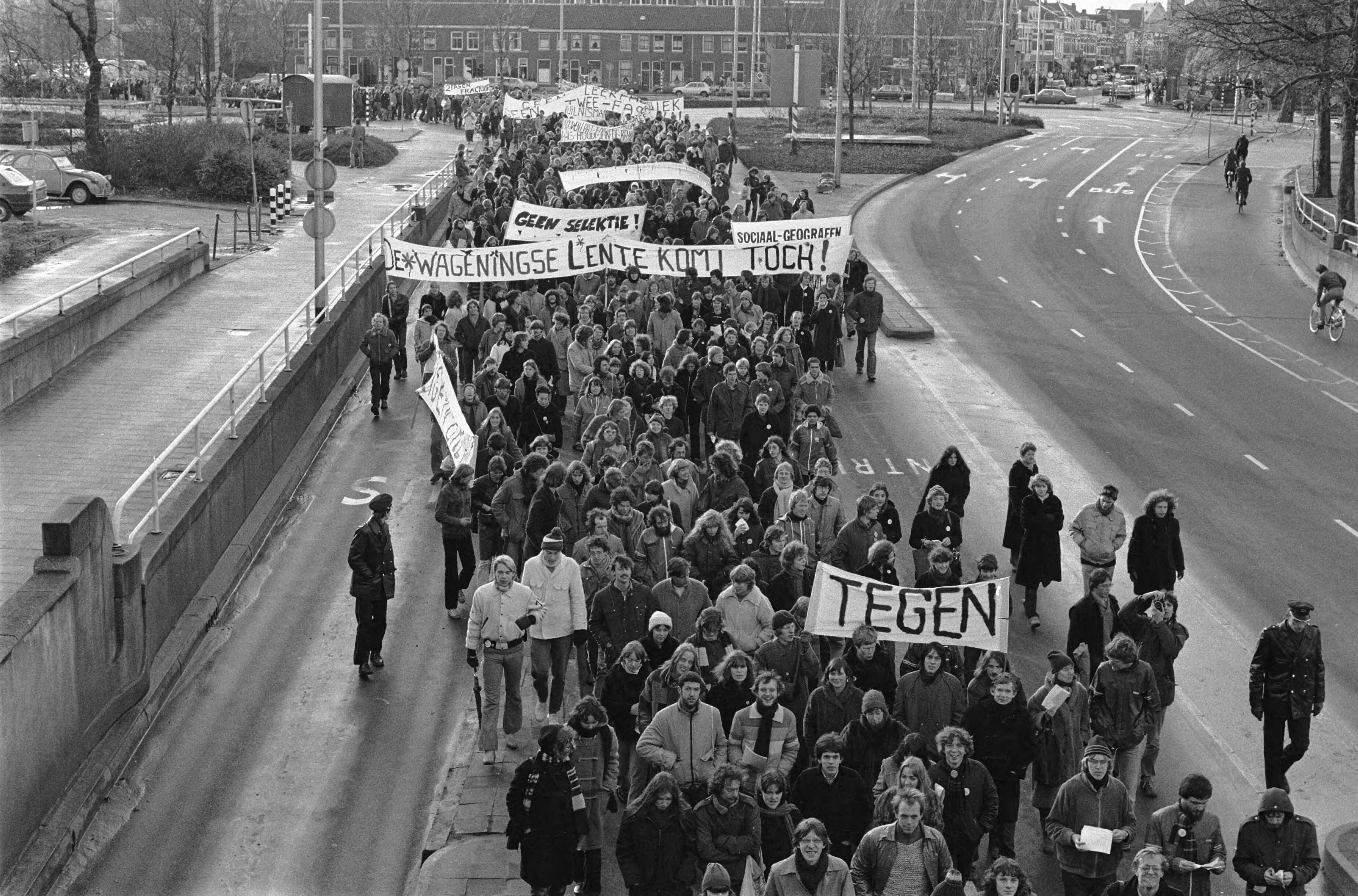 Fotocollectie Anefo — In Utrecht hebben studenten zaterdag gedemonstreerd tegen wetsontwep twee-fasenstructuur van Minister Pais — Foto: Bogaerts, Rob / Anefo. Licentie: Set B: Rechtenvrij / Publiek Domein. Bron: Nationaal Archief. http://hdl.handle.net/10648/acef07e0-d0b4-102d-bcf8-003048976d84
