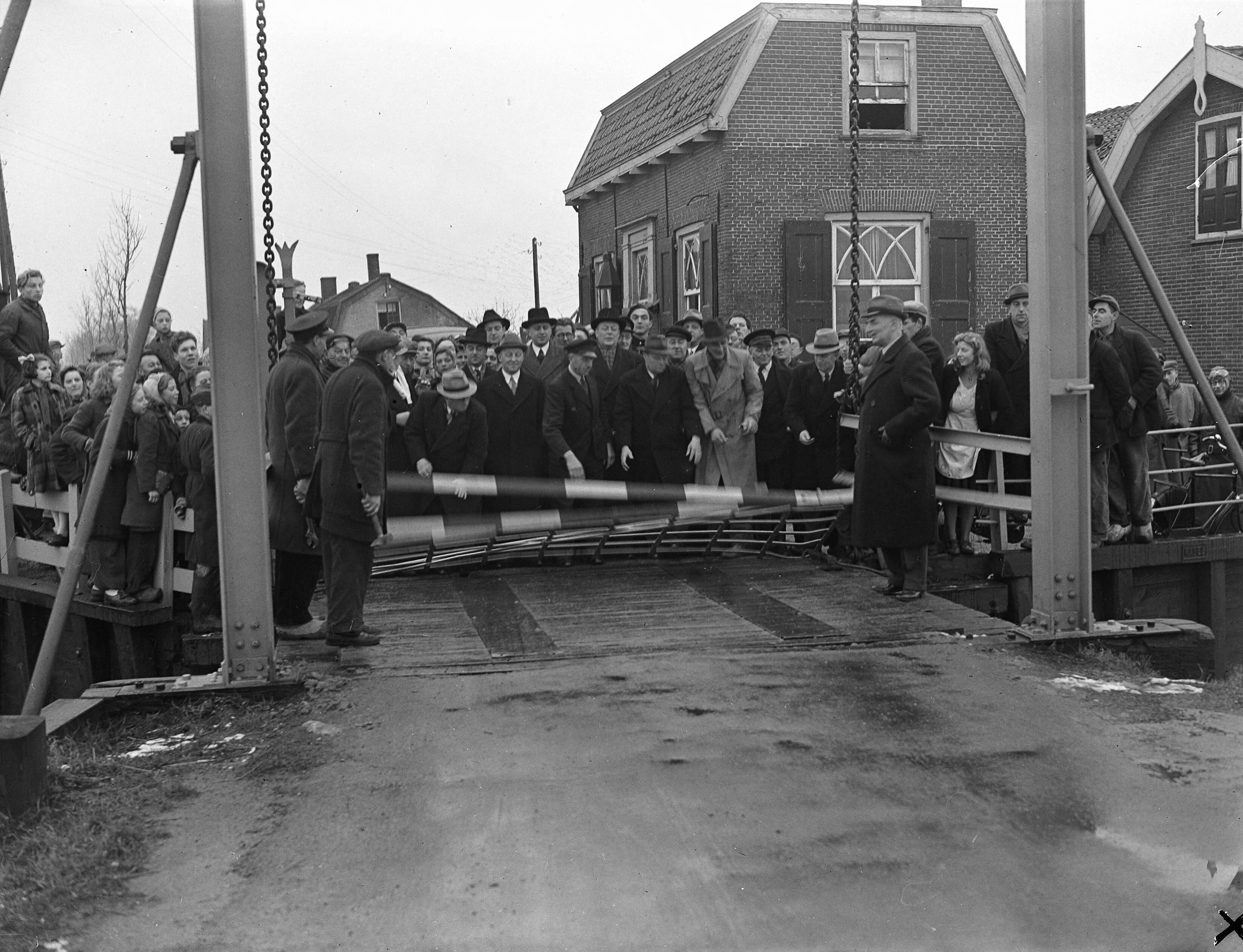 Fotocollectie Anefo — Opheffing tol bij Reeuwijk — Foto: Hof, […] van 't / Anefo. Licentie: Set B: Rechtenvrij / Publiek Domein. Bron: Nationaal Archief. http://hdl.handle.net/10648/a8b1d4e6-d0b4-102d-bcf8-003048976d84