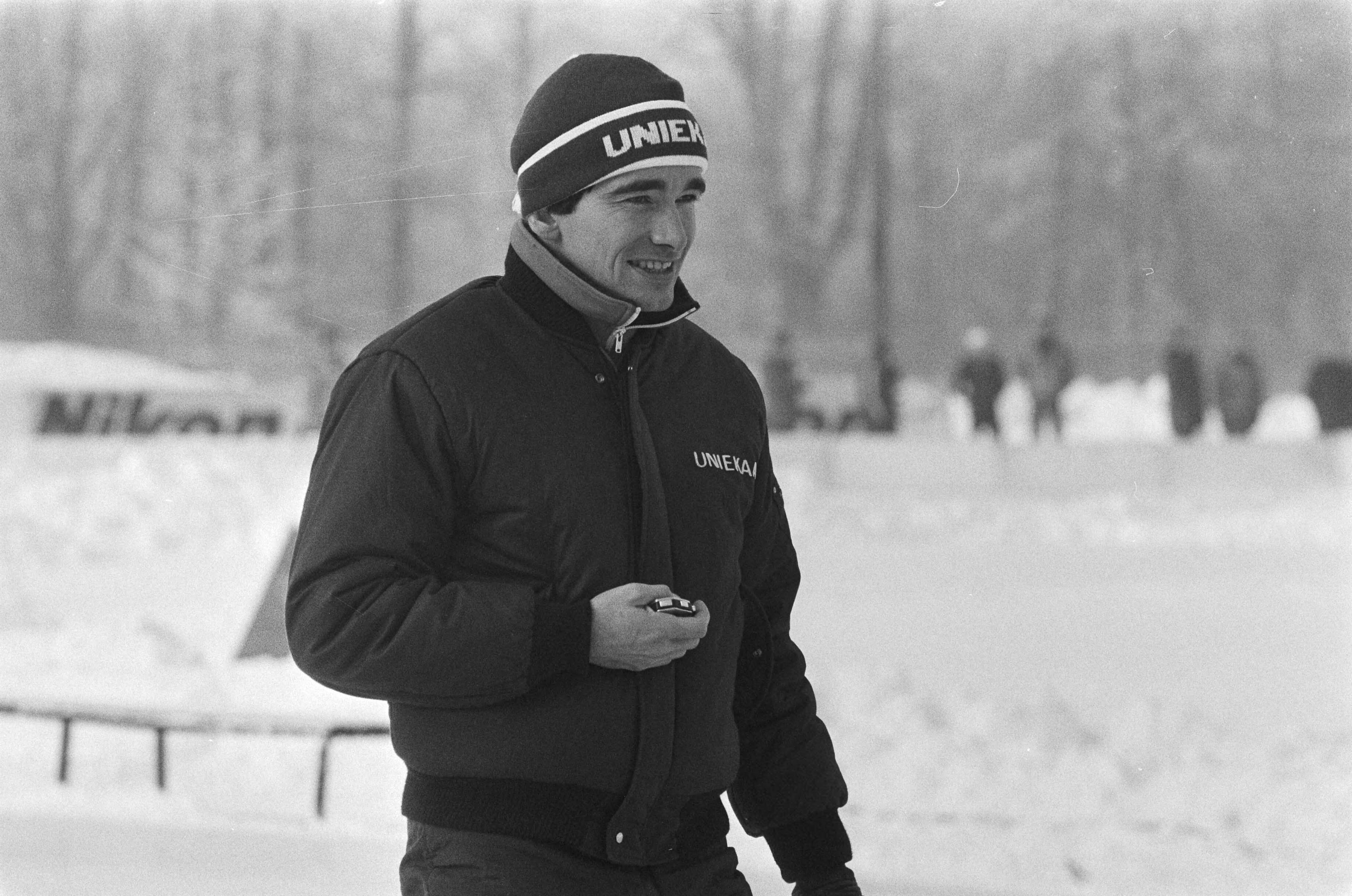 Fotocollectie Anefo — Schaatsinterland Nederland tegen Noorwegen in Groningen. Coach van de dameskernploeg Henk Boer in actie. — Foto: Dijk, Hans van / Anefo. Licentie: Set B: Rechtenvrij / Publiek Domein. Bron: Nationaal Archief. http://hdl.handle.net/10648/ad0bc510-d0b4-102d-bcf8-003048976d84