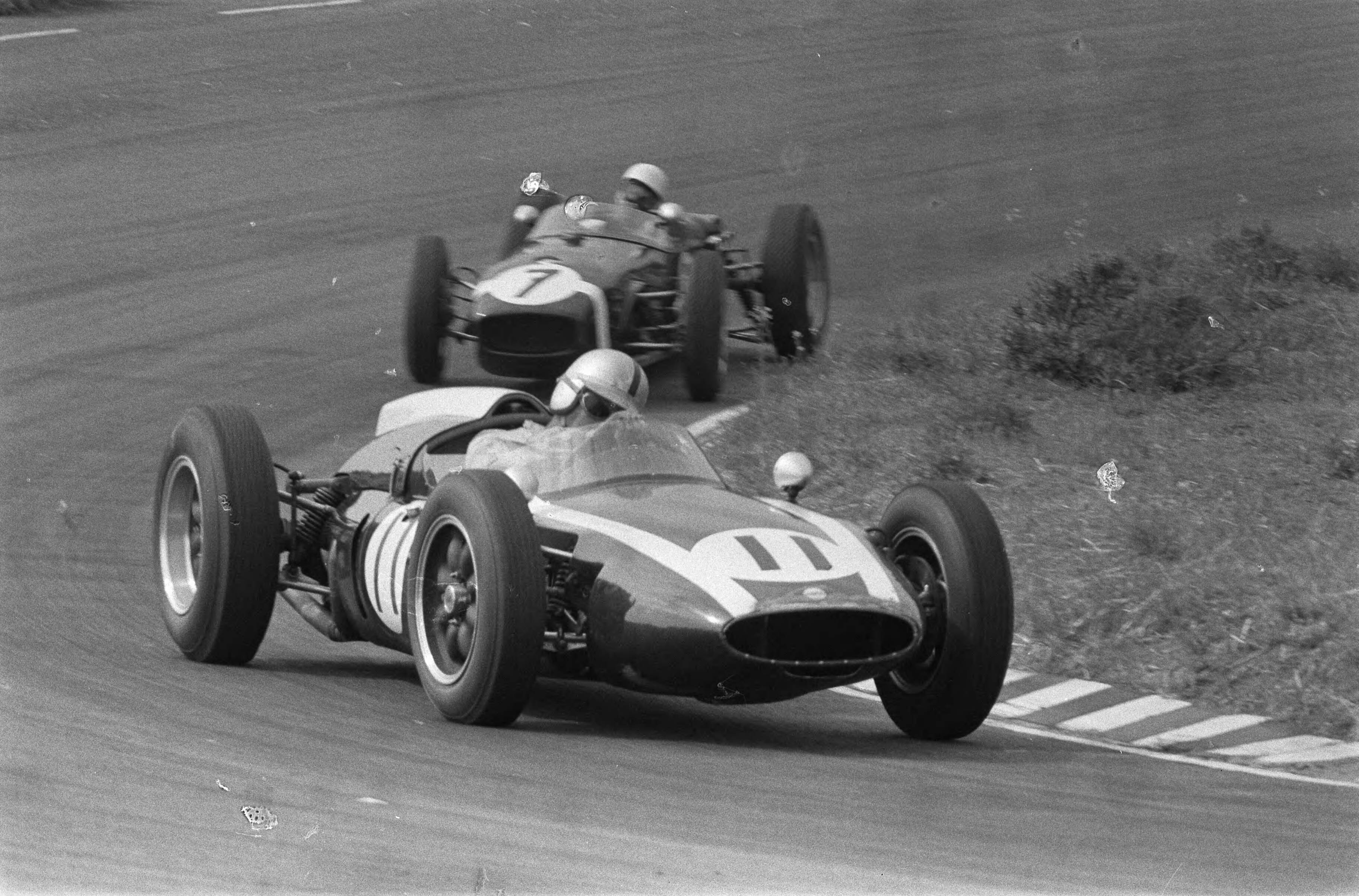 Fotocollectie Anefo — Grote Prijs van Nederland op het circuit van Zandvoort. Jack Brabham uit Australië (11) onderaan de Hunzerug in zijn Cooper-Climax. Achter hem Stirling Moss (7) in een Lotus-Climax — Foto: Fotograaf Onbekend / Anefo. Licentie: Set B: Rechtenvrij / Publiek Domein. Bron: Nationaal Archief. http://hdl.handle.net/10648/a9b10d58-d0b4-102d-bcf8-003048976d84