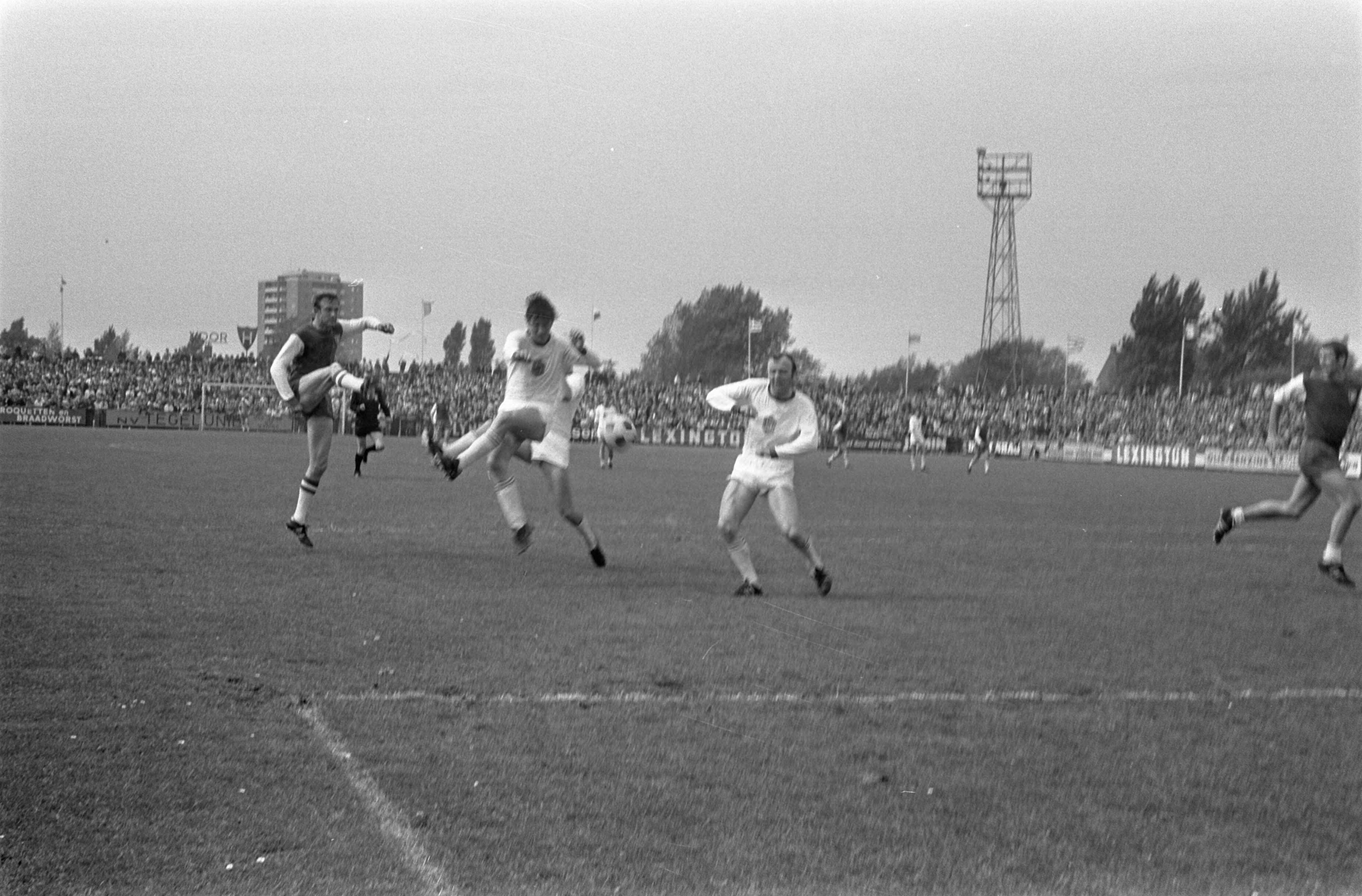 Fotocollectie Anefo — Haarlem tegen Helmond Sport 3-0, Haarlem naar de eredivisie spelmoment — Foto: Evers, Joost / Anefo. Licentie: Set B: Rechtenvrij / Publiek Domein. Bron: Nationaal Archief. http://hdl.handle.net/10648/ab6c59c2-d0b4-102d-bcf8-003048976d84