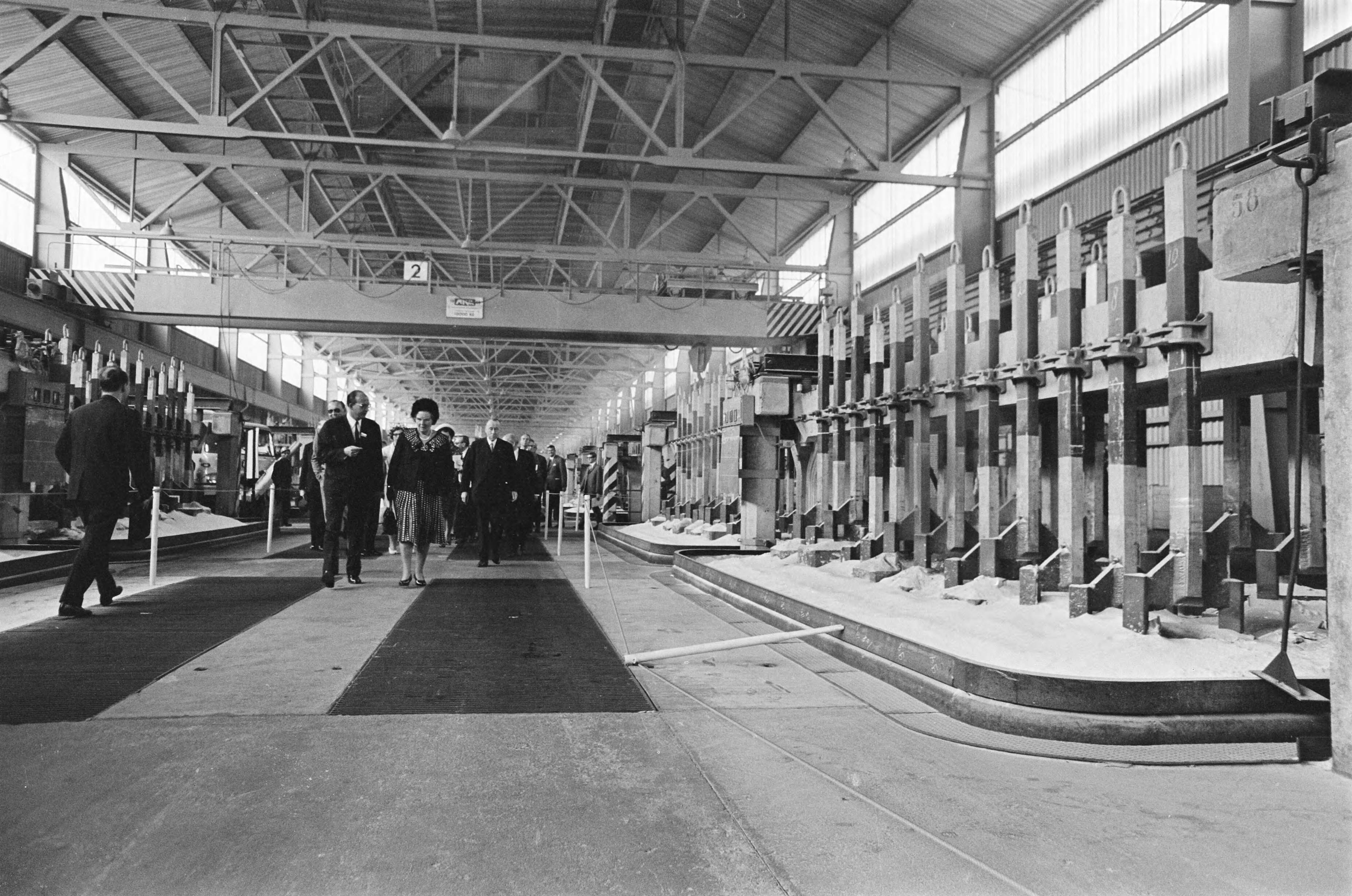 Fotocollectie Anefo — Koningin Juliana en prins Bernhard openen Aluminiumfabriek te Delfzijl — Foto: Nijs, Jac. de / Anefo. Licentie: Set B: Rechtenvrij / Publiek Domein. Bron: Nationaal Archief. http://hdl.handle.net/10648/aaf0cfb4-d0b4-102d-bcf8-003048976d84