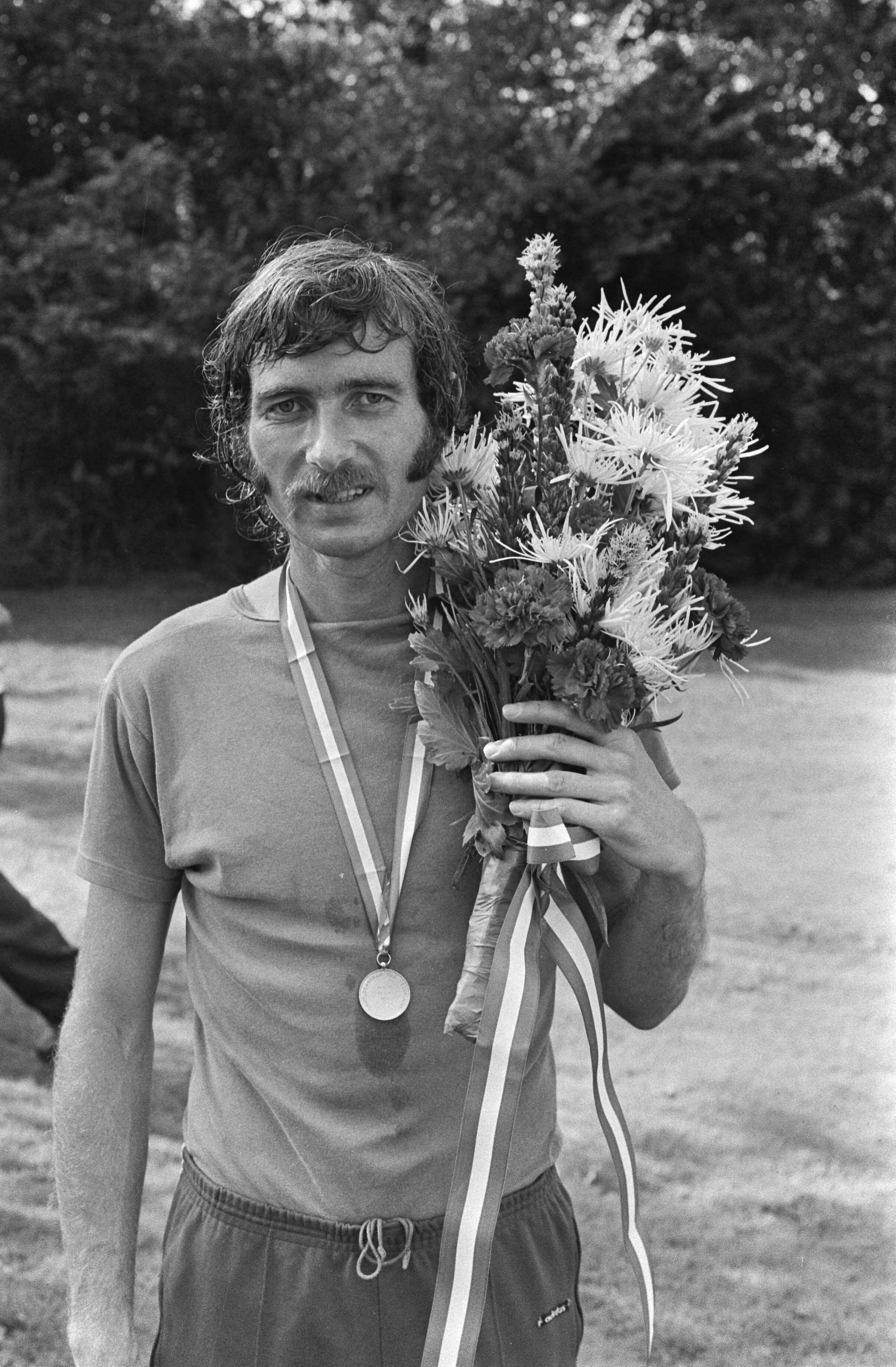 Fotocollectie Anefo — Nederlandse kampioenschappen 25 kilometer hardlopen in Winschoten; Geert Jansen met bloemen (kop) — Foto: Punt, W. / Anefo. Licentie: Set B: Rechtenvrij / Publiek Domein. Bron: Nationaal Archief. http://hdl.handle.net/10648/ac52da28-d0b4-102d-bcf8-003048976d84