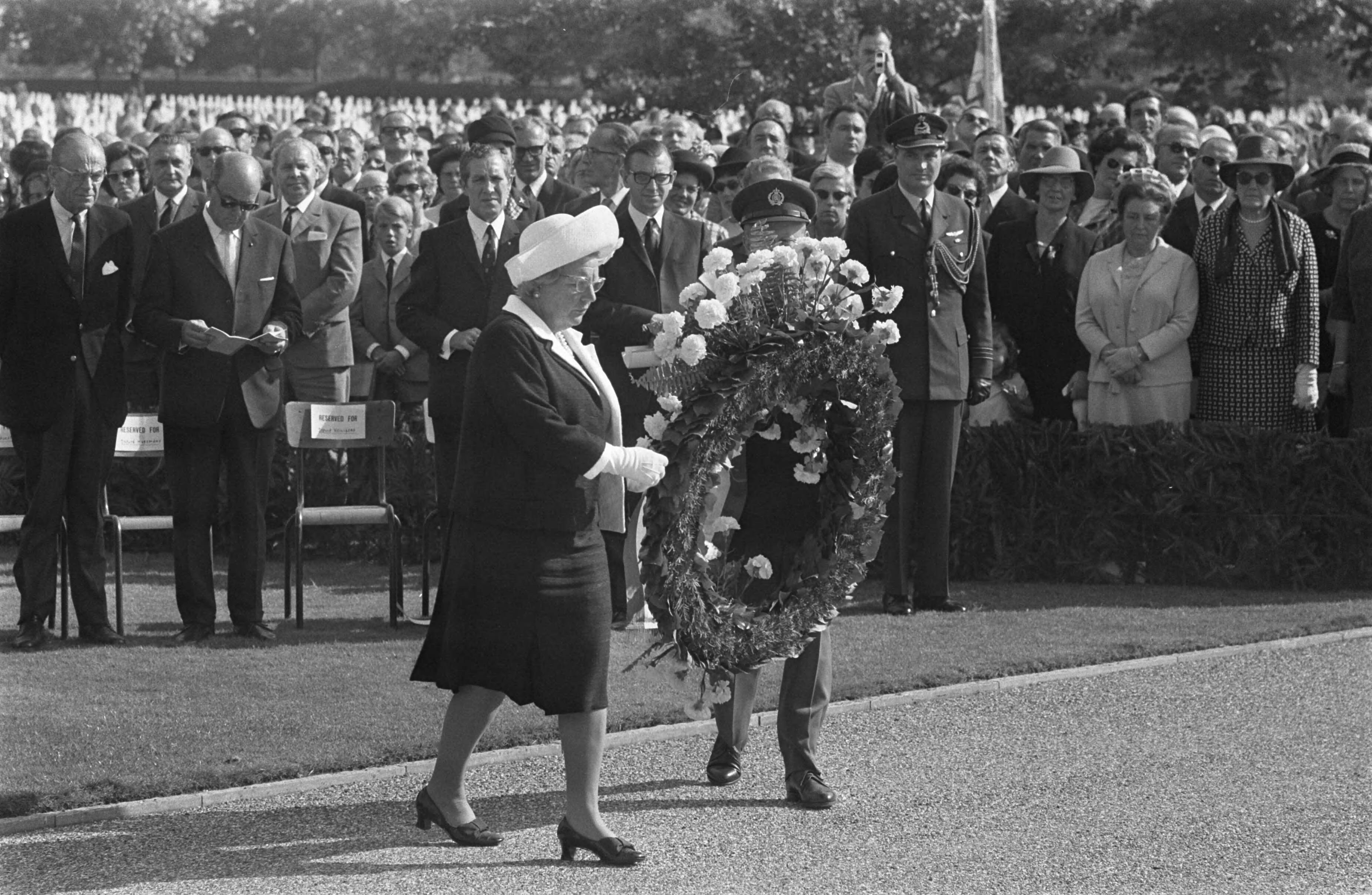 Fotocollectie Anefo — Koningin Juliana bezoekt Zuid Limburg ter gelegenheid van de 25-jarige herdenking van de bevrijding: koningin Juliana legt een krans bij monument op het kerkhof te Margraten — Foto: Mieremet, Rob / Anefo. Licentie: Set B: Rechtenvrij / Publiek Domein. Bron: Nationaal Archief. http://hdl.handle.net/10648/ab797b34-d0b4-102d-bcf8-003048976d84