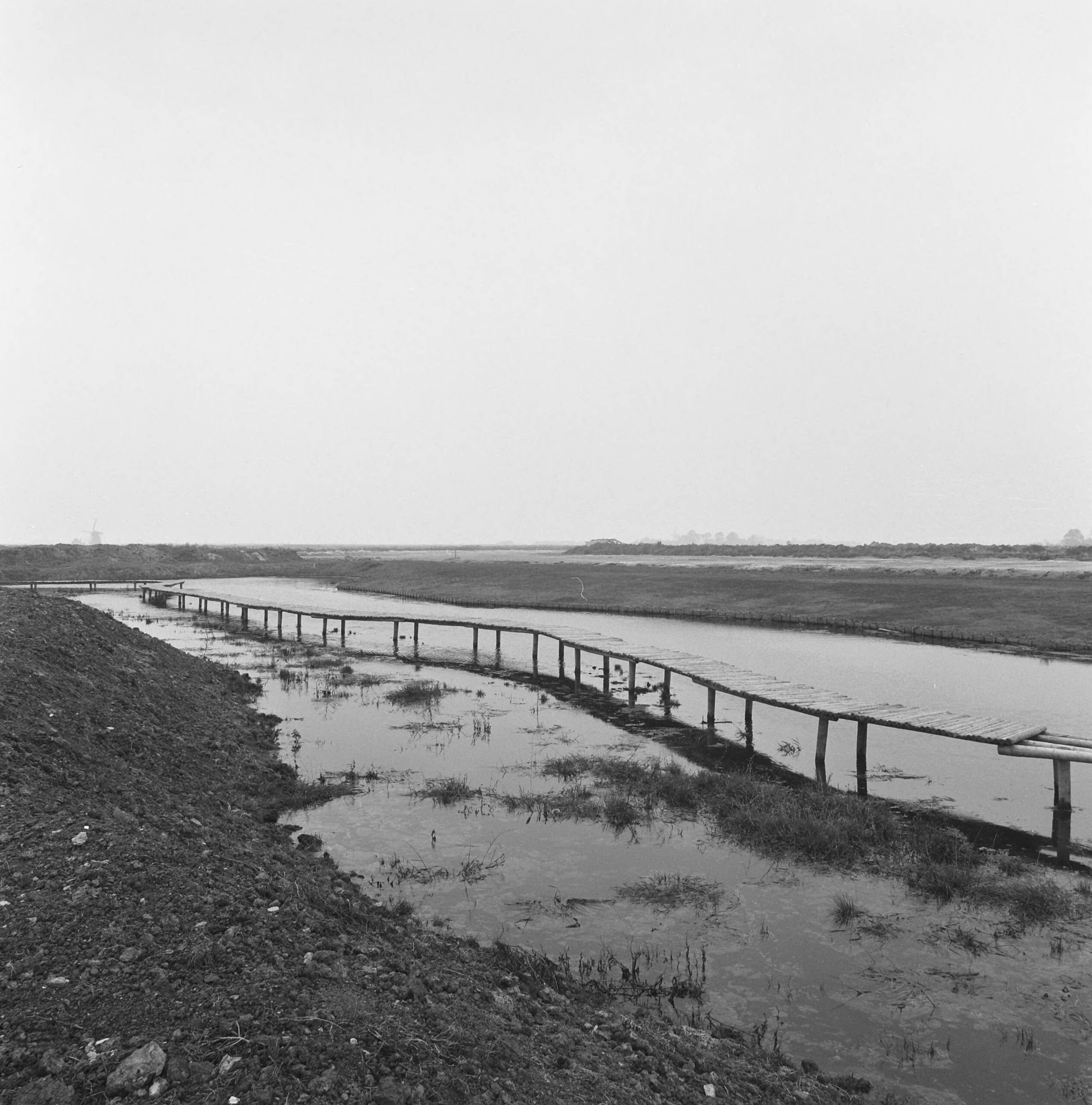 Fotocollectie Nederlandse Heidemaatschappij — Houten vissteiger — Foto: Fotograaf Onbekend / Heidemij. Licentie: Set B: Rechtenvrij / Publiek Domein. Bron: Nationaal Archief. http://hdl.handle.net/10648/ae83368a-d0b4-102d-bcf8-003048976d84