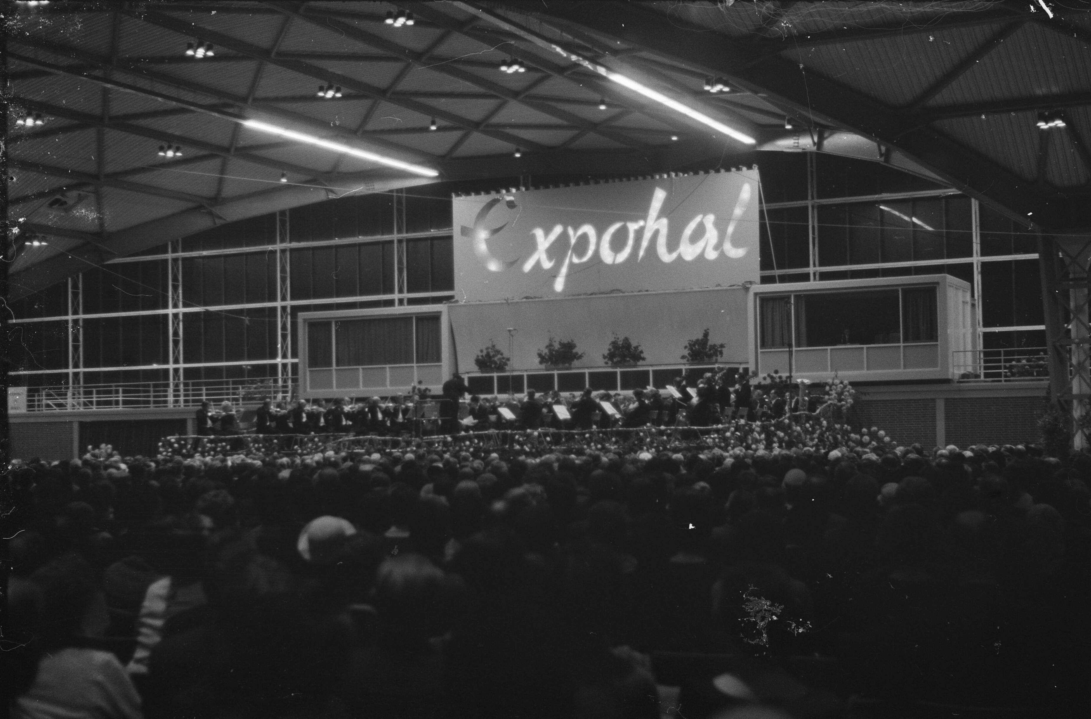 Fotocollectie Anefo — Opening Expohal te Hilversum door prinses Irene, overzicht van de Expohal — Foto: Pot, Harry / Anefo. Licentie: Set B: Rechtenvrij / Publiek Domein. Bron: Nationaal Archief. http://hdl.handle.net/10648/a9bb94c6-d0b4-102d-bcf8-003048976d84