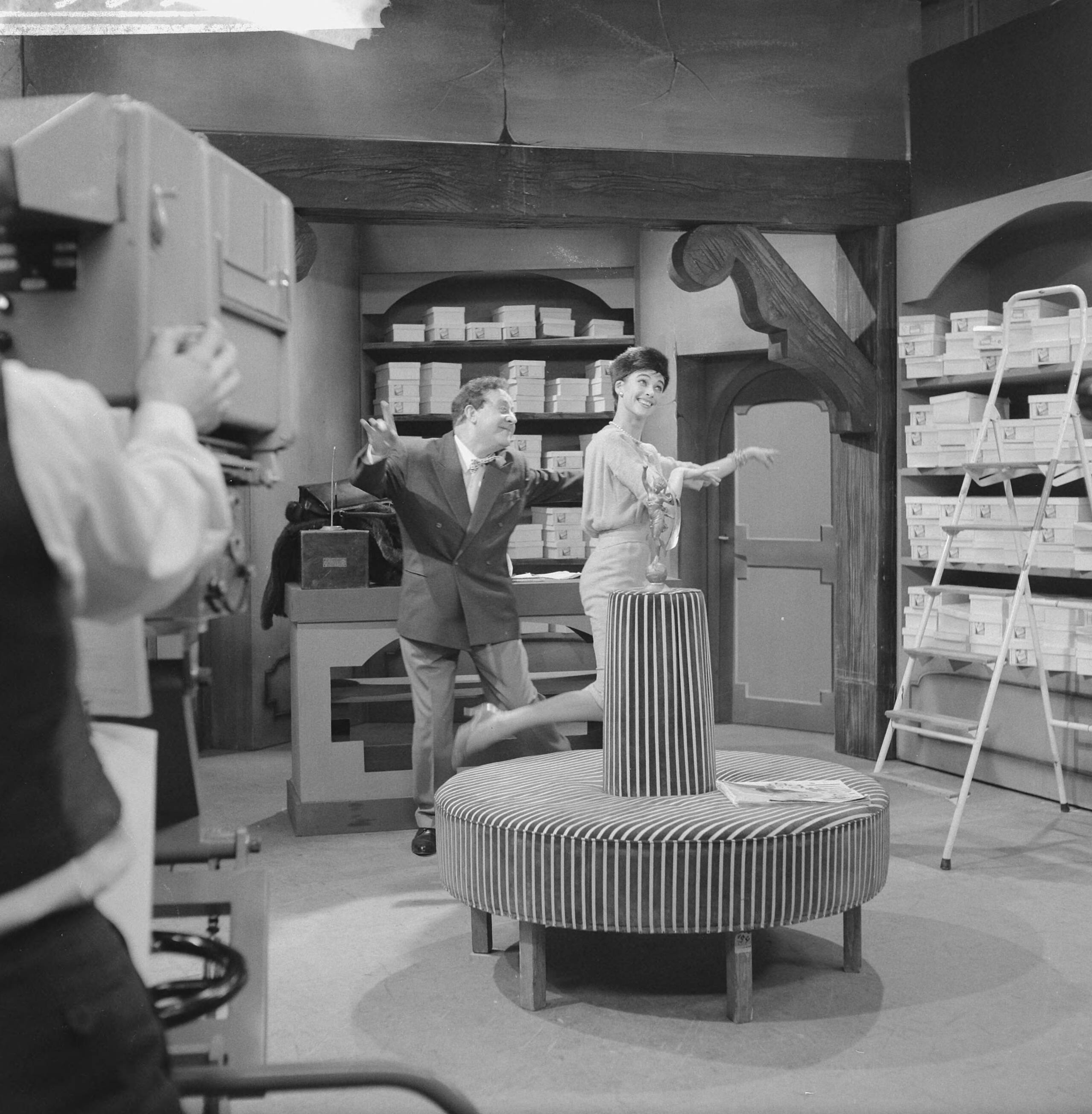 Fotocollectie Anefo — Televisieoperette "Mijn zusje en ik". Sigrid Koetse en Johan Kaart — Foto: Gelderen, Hugo van / Anefo. Licentie: Set B: Rechtenvrij / Publiek Domein. Bron: Nationaal Archief. http://hdl.handle.net/10648/a9f2bf82-d0b4-102d-bcf8-003048976d84