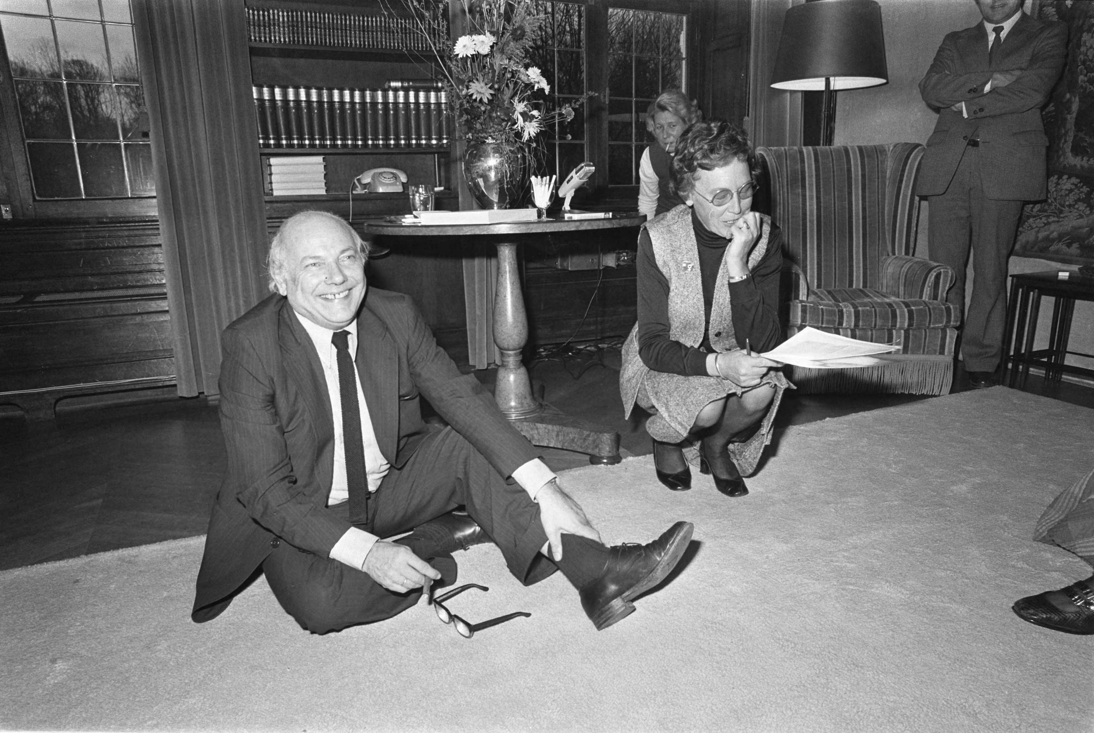 Fotocollectie Anefo — Premier Den Uyl installeert Nederlandse Commissie voor h Int. Jaar van de Vrouw in Catshuis in Den Haag — Foto: Mieremet, Rob / Anefo. Licentie: Set B: Rechtenvrij / Publiek Domein. Bron: Nationaal Archief. http://hdl.handle.net/10648/ac5a4452-d0b4-102d-bcf8-003048976d84