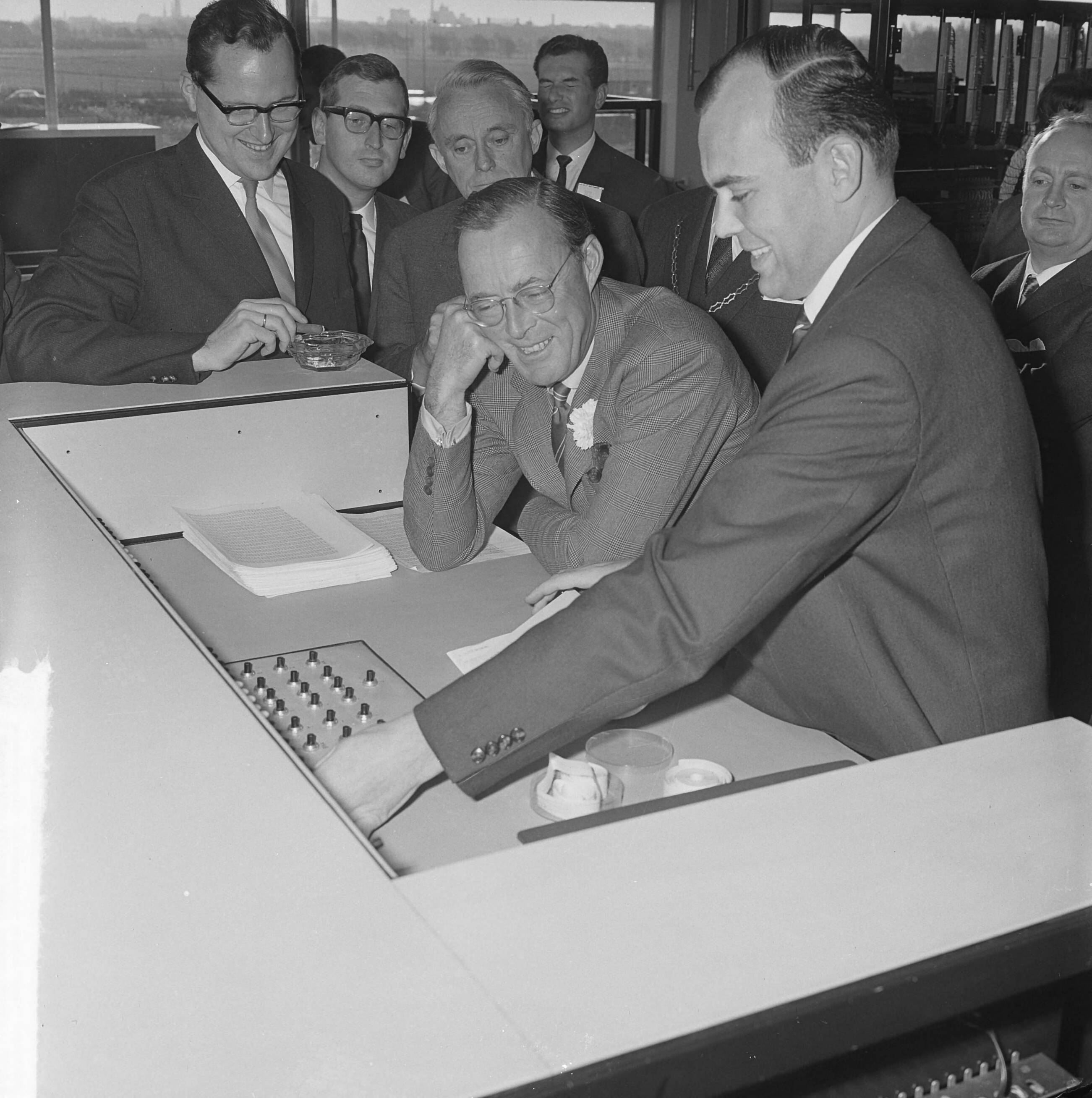 Fotocollectie Anefo — Prins Bernhard opende computerfabriek N.V. Electrologica te Rijswijk, tijdens de rondgang ir. C. Kuypers (r), de prins en links minister Andriessen — Foto: Koch, Eric / Anefo. Licentie: Set B: Rechtenvrij / Publiek Domein. Bron: Nationaal Archief. http://hdl.handle.net/10648/aa84d5b6-d0b4-102d-bcf8-003048976d84