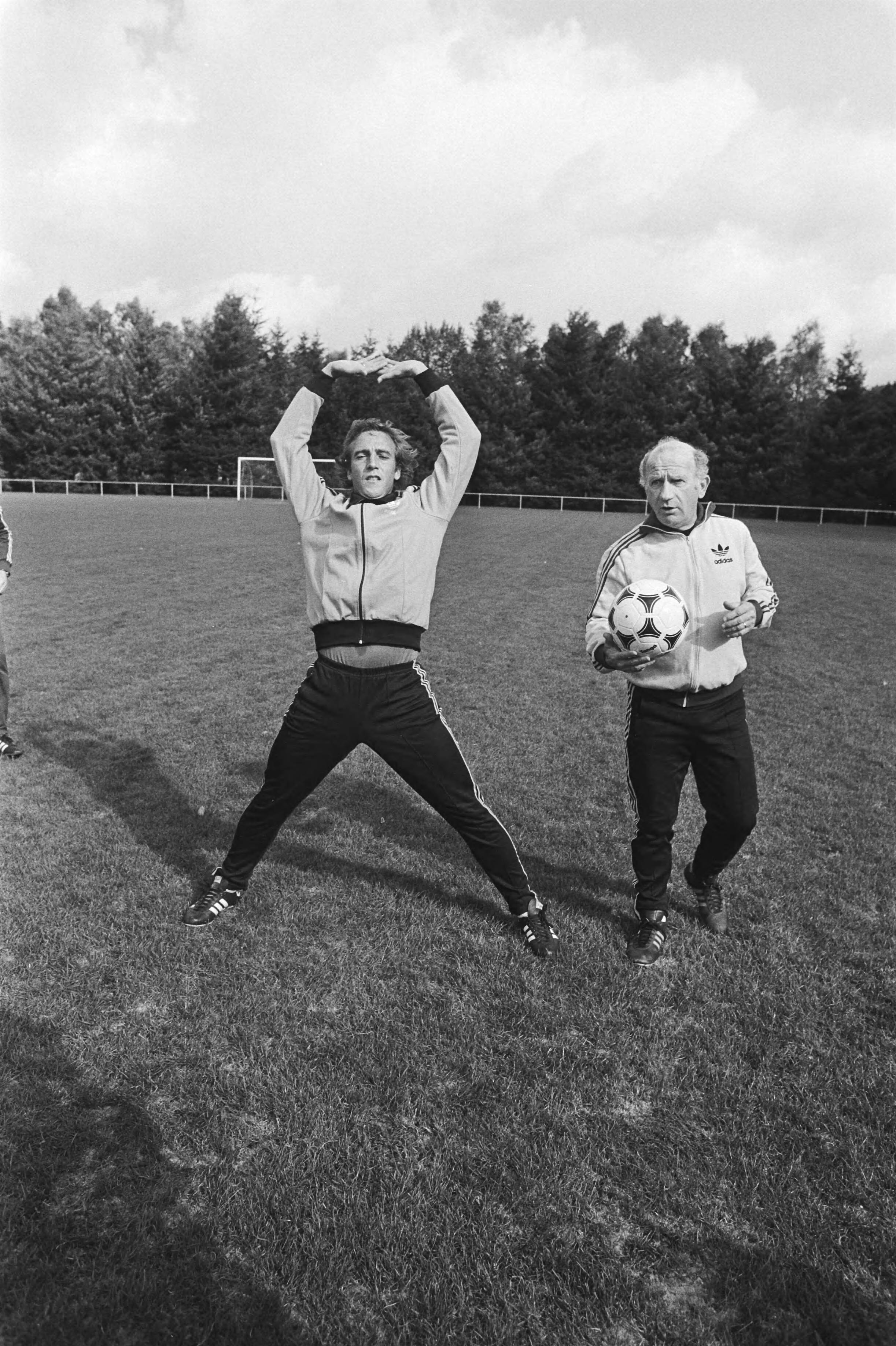 Training van Johan Neeskens in Zeist om eventueel a.s. woensdag in het Nederlands elftal te spelen — Johan Neeskens tijdens de test (training) met rechts bondscoach Kees Rijvers — Foto: Dijk, Hans van / Anefo. Licentie: Set B: Rechtenvrij / Publiek Domein. Bron: Nationaal Archief. http://hdl.handle.net/10648/ad05bbde-d0b4-102d-bcf8-003048976d84