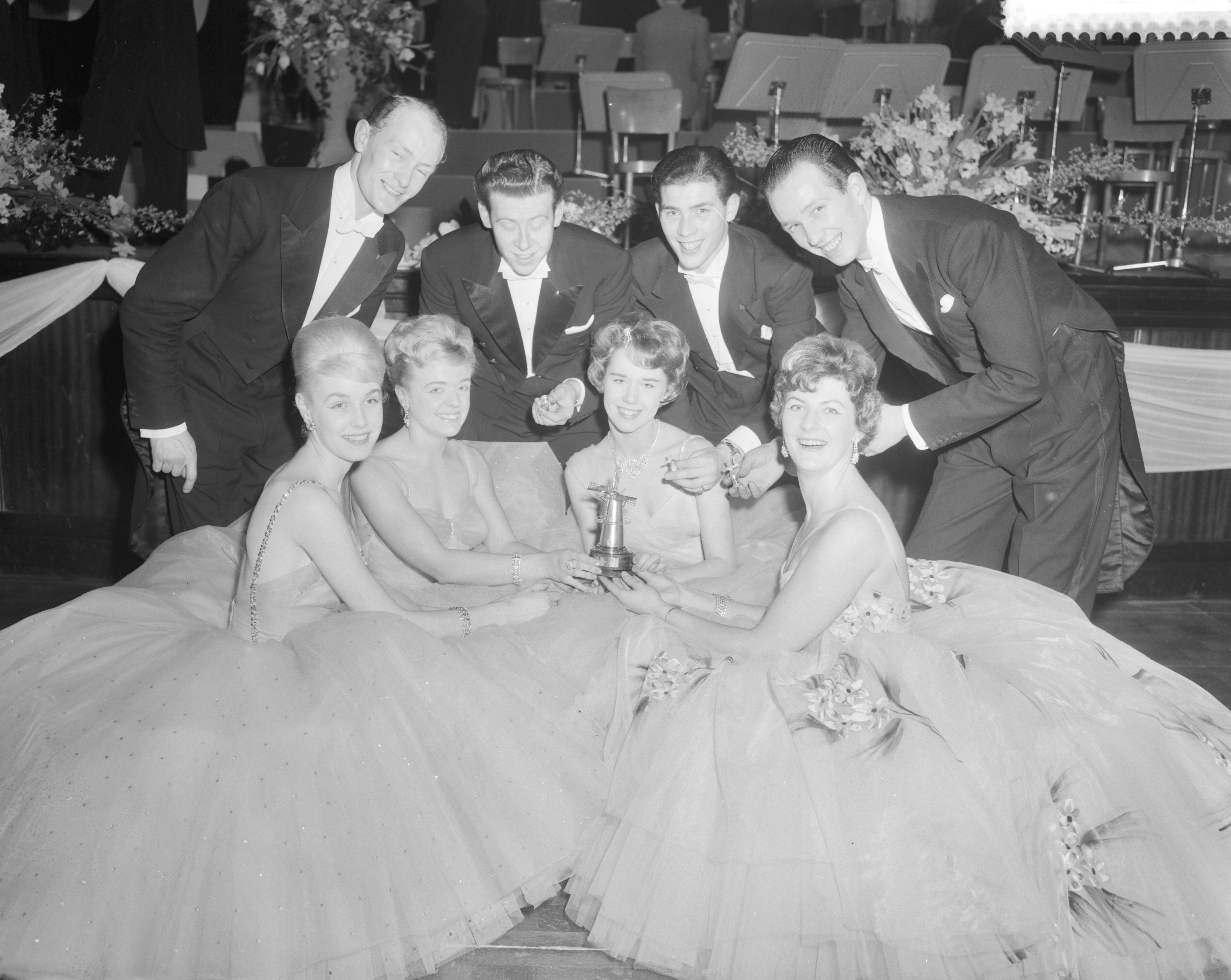 Fotocollectie Anefo — AVRO's danstoernooi in het Kurhaus te Scheveningen. Het winnende Engelse team — Foto: Behrens, Herbert F. / Anefo. Licentie: Set B: Rechtenvrij / Publiek Domein. Bron: Nationaal Archief. http://hdl.handle.net/10648/a9a8323c-d0b4-102d-bcf8-003048976d84