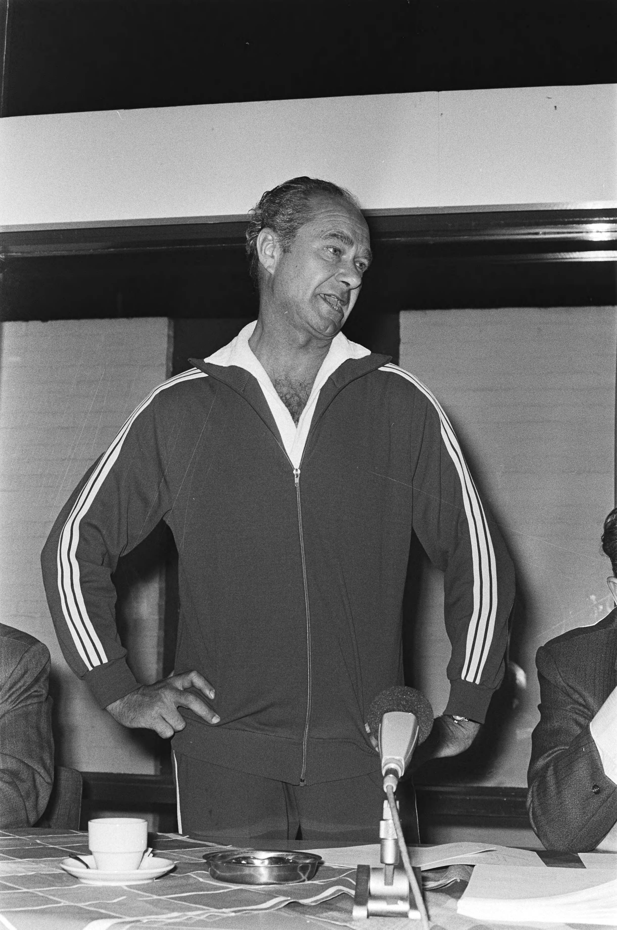 Fotocollectie Anefo — Selectie voor Nederlands elftal traint in KNVB-centrum, Zeist voor wedstrijd tegen Joegoslavie; Fadhronc — Foto: Mieremet, Rob / Anefo. Licentie: Set B: Rechtenvrij / Publiek Domein. Bron: Nationaal Archief. http://hdl.handle.net/10648/aba5c91e-d0b4-102d-bcf8-003048976d84
