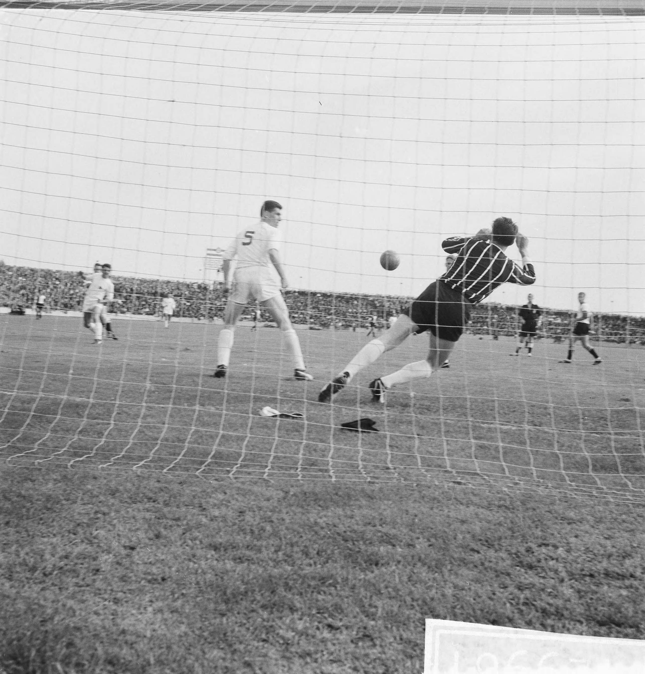 Fotocollectie Anefo — Voetbal. MVV tegen Feijenoord 0-0. Spelmoment, voor het MVV-doel. Frans Körver in actie — Foto: Koch, Eric / Anefo. Licentie: Set B: Rechtenvrij / Publiek Domein. Bron: Nationaal Archief. http://hdl.handle.net/10648/a9e49eca-d0b4-102d-bcf8-003048976d84