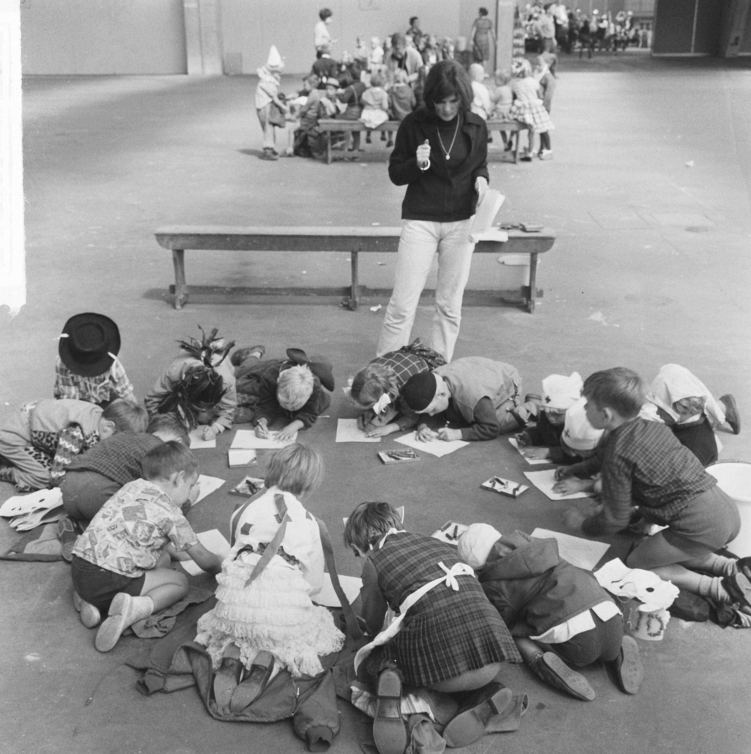 Fotocollectie Anefo — Kinderfeest in de RAI, zaklopen door verklede kinderen — Foto: Evers, Joost / Anefo. Licentie: Set B: Rechtenvrij / Publiek Domein. Bron: Nationaal Archief. http://hdl.handle.net/10648/aab7f766-d0b4-102d-bcf8-003048976d84