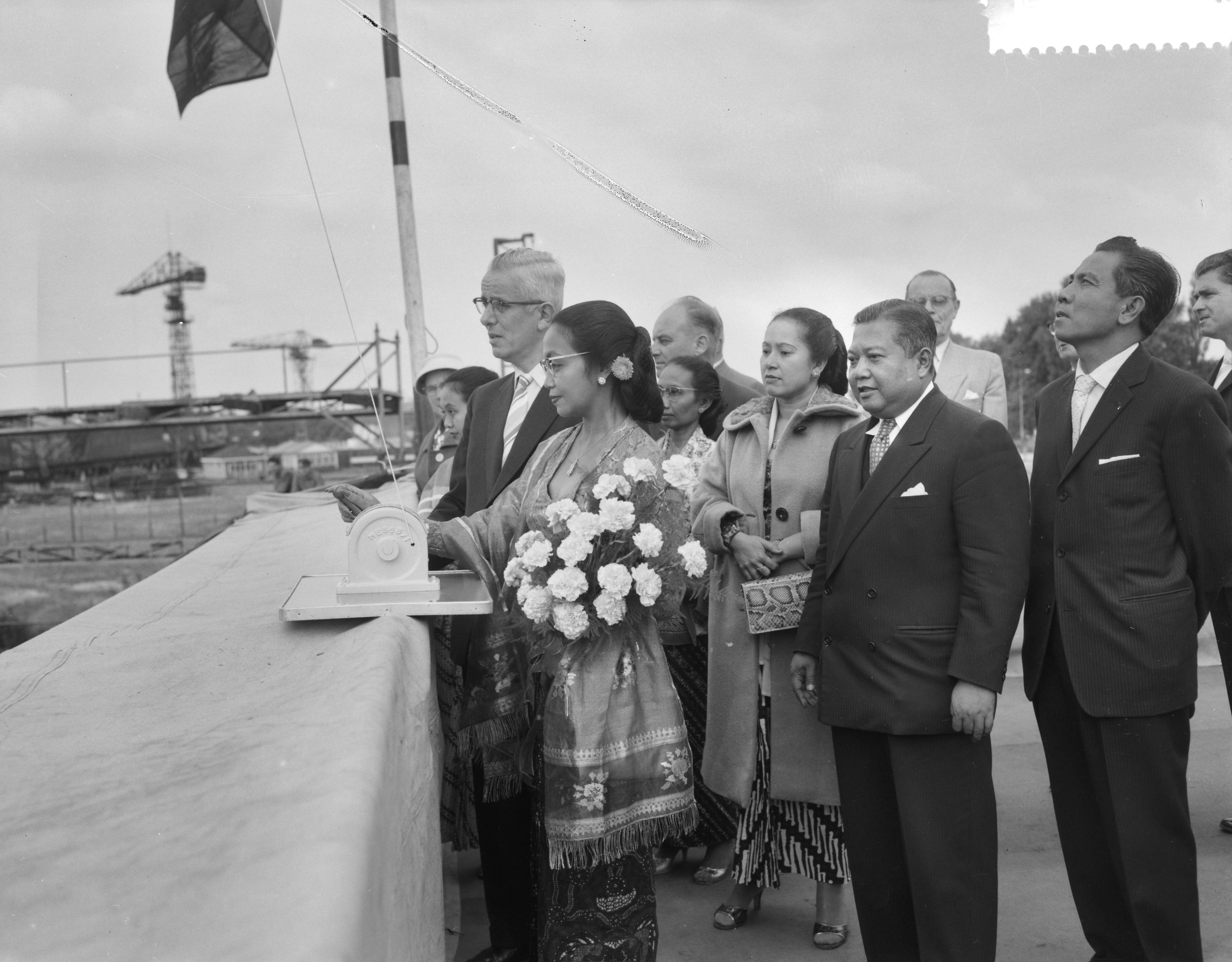 Fotocollectie Anefo — Tewaterlating dubbelschroefveerschip "Krakatau" bij de Zaanlandse Scheepsbouw Mij. — Foto: Bilsen, Joop van / Anefo. Licentie: Set B: Rechtenvrij / Publiek Domein. Bron: Nationaal Archief. http://hdl.handle.net/10648/a99dc248-d0b4-102d-bcf8-003048976d84