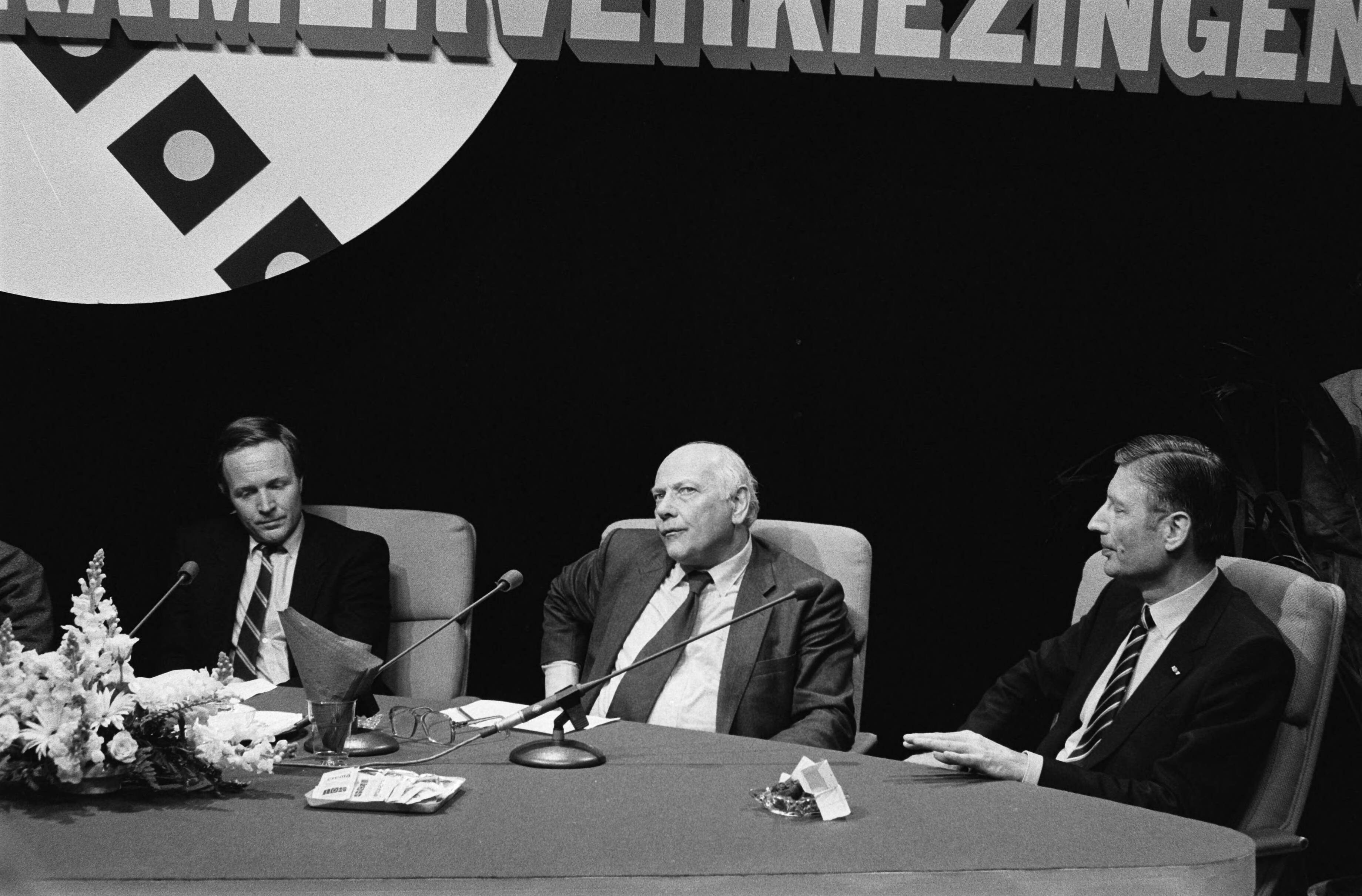 Fotocollectie Anefo — TV-uitzending wordt in NOS-studio in Hilversum opgenomen de verkiezingen met lijststrekkers van de grote partijen; — Foto: Dijk, Hans van / Anefo. Licentie: Set B: Rechtenvrij / Publiek Domein. Bron: Nationaal Archief. http://hdl.handle.net/10648/acfcbe62-d0b4-102d-bcf8-003048976d84