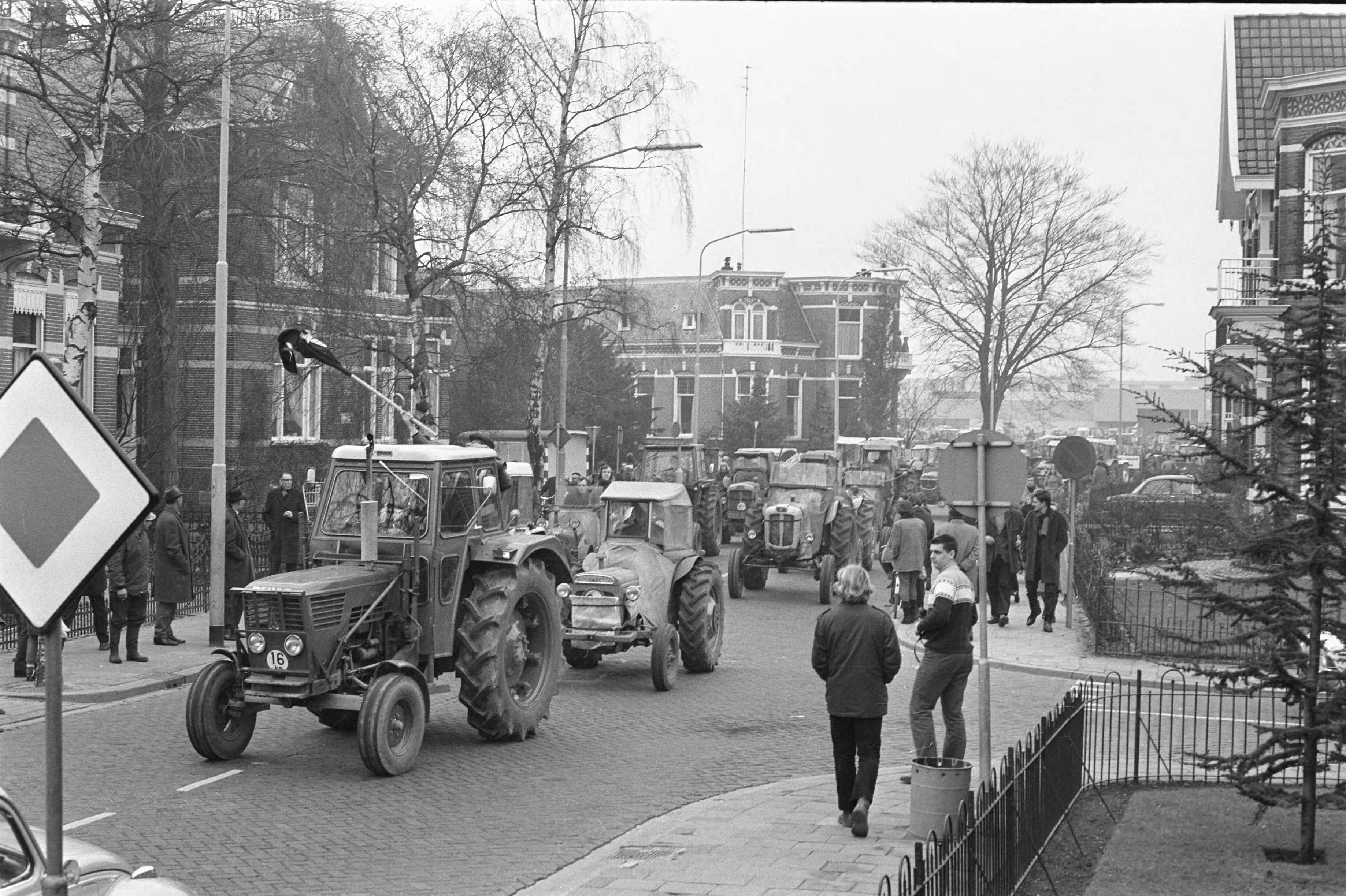 Fotocollectie Anefo — Boeren demonstreren tegen landbouwprijzen EEG in Winschoten nr. 29 Duitse boeren — Foto: Croes, Rob C. / Anefo. Licentie: Set B: Rechtenvrij / Publiek Domein. Bron: Nationaal Archief. http://hdl.handle.net/10648/abe22e54-d0b4-102d-bcf8-003048976d84
