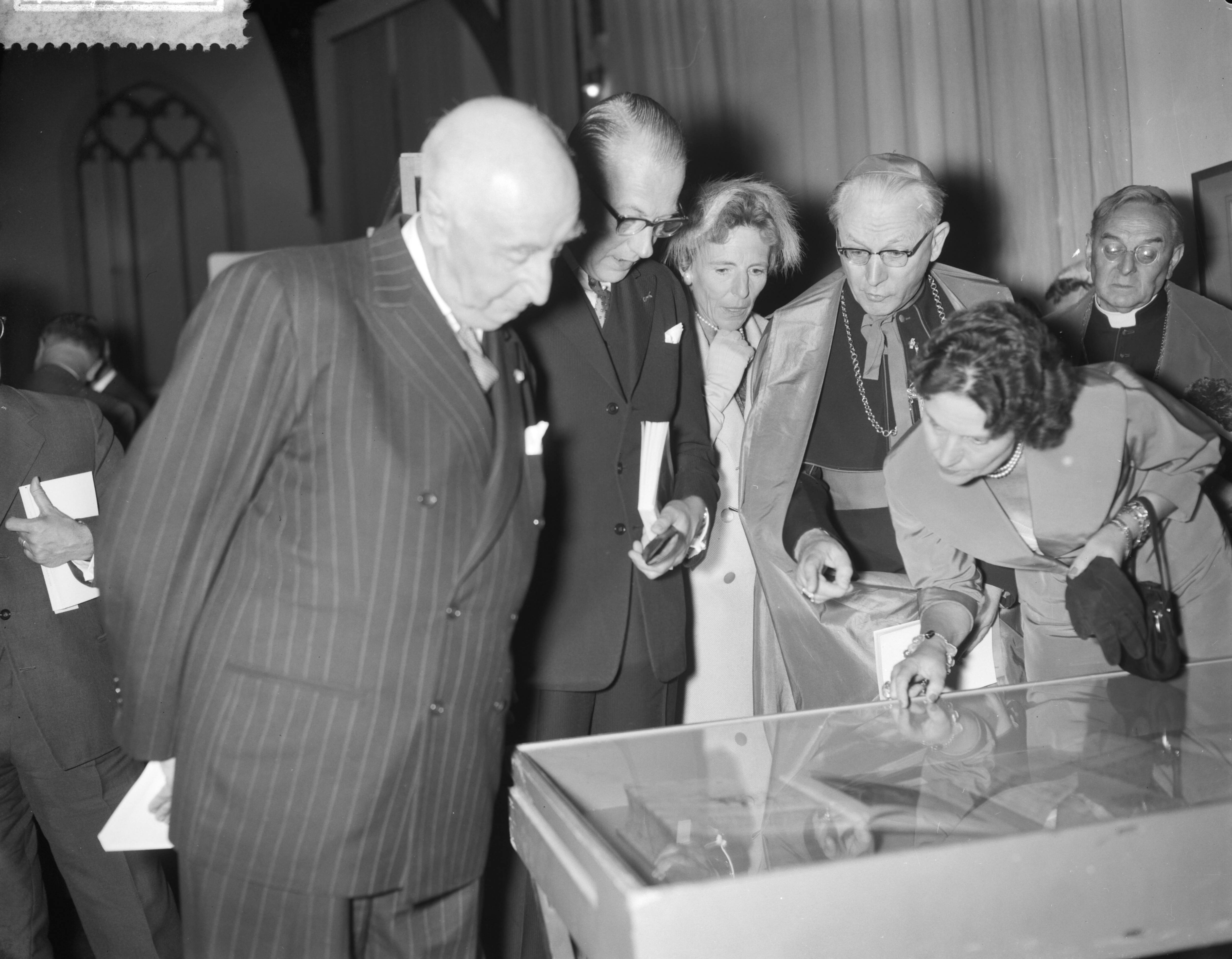 Fotocollectie Anefo — Opening tentoonstelling over "Adrianus IV" door mgr. B. J. Alfrink in het Centraal Museum te Utrecht — Foto: Bilsen, Joop van / Anefo. Licentie: Set B: Rechtenvrij / Publiek Domein. Bron: Nationaal Archief. http://hdl.handle.net/10648/a99ea08c-d0b4-102d-bcf8-003048976d84