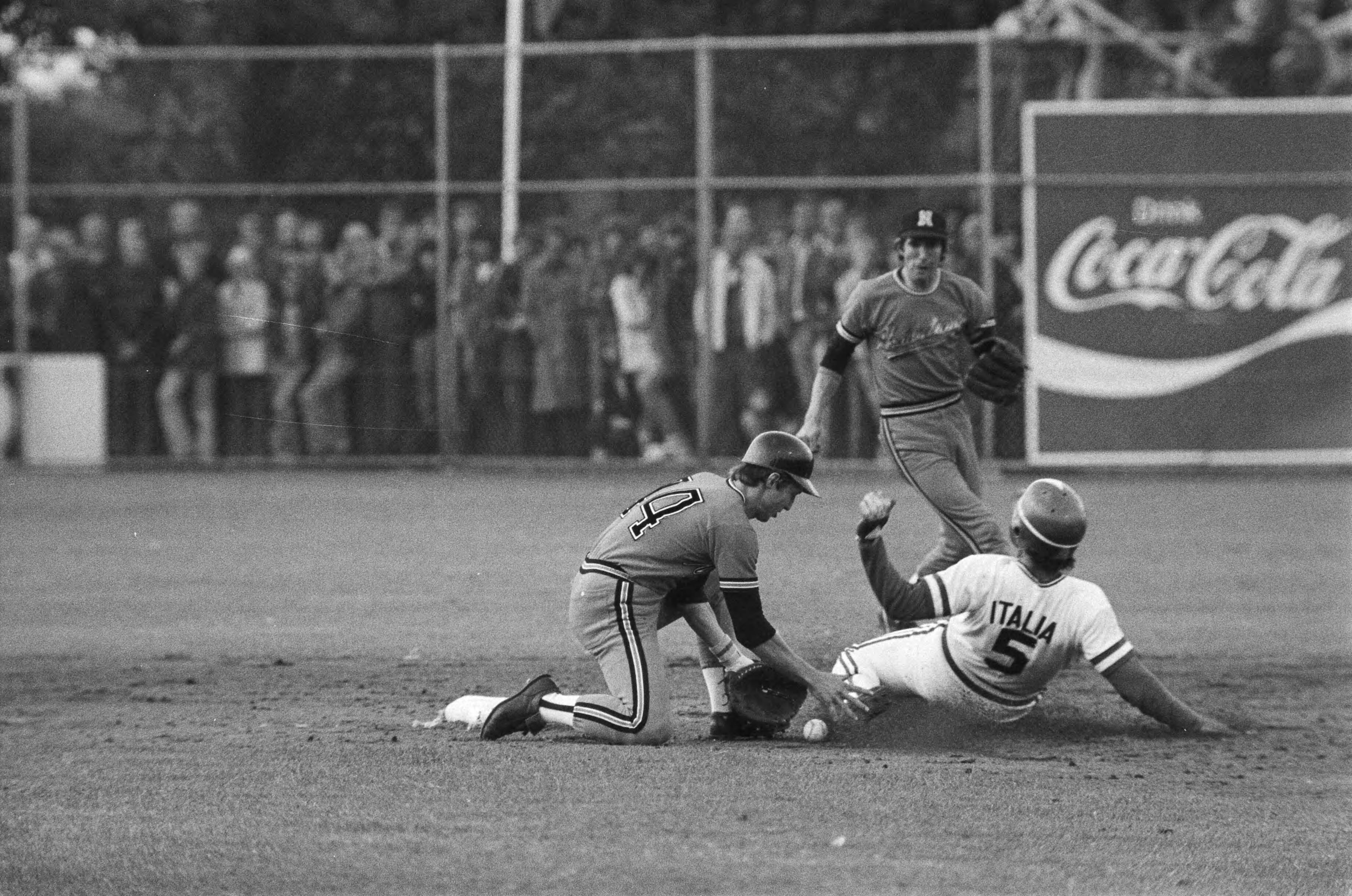 Fotocollectie Anefo — EK honkbal Haarlem, Nederland tegen Italie; Ciccone (Italie) steelt met slicking 2e honk, Wedman is te laat — Foto: Suyk, Koen / Anefo. Licentie: Set B: Rechtenvrij / Publiek Domein. Bron: Nationaal Archief. http://hdl.handle.net/10648/aca02670-d0b4-102d-bcf8-003048976d84
