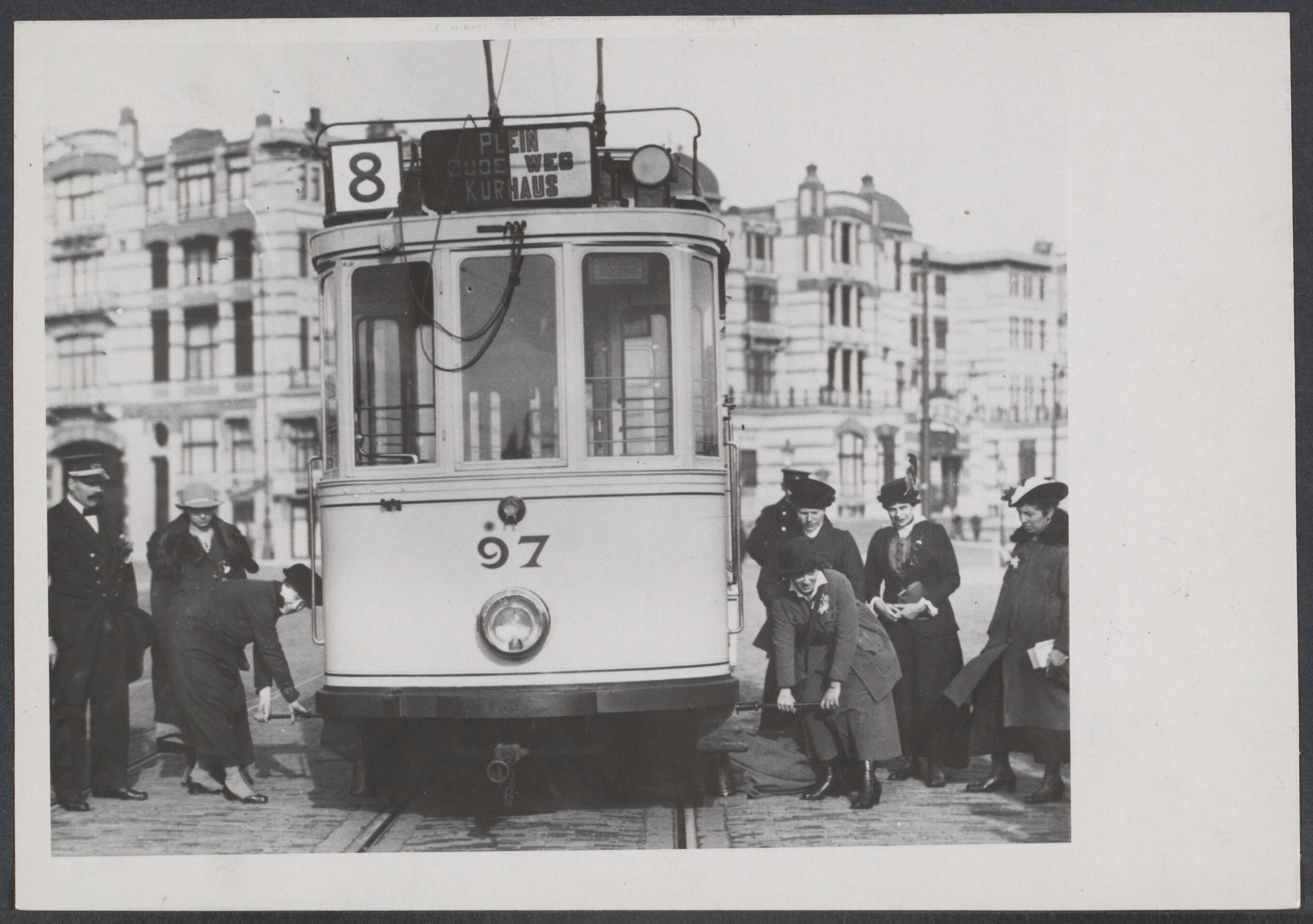 Burgerellende W.O.I - Nederland — De Vrouwelijke Urgentieraad in Den Haag oefent [In Den Haag worden vrouwen opgeleid tot trambestuurder] — Foto: Rhijn, J. van. Licentie: Set B: Rechtenvrij / Publiek Domein. Bron: Nationaal Archief. http://hdl.handle.net/10648/2702d690-0e17-49b9-04ec-e3db016f1b1a