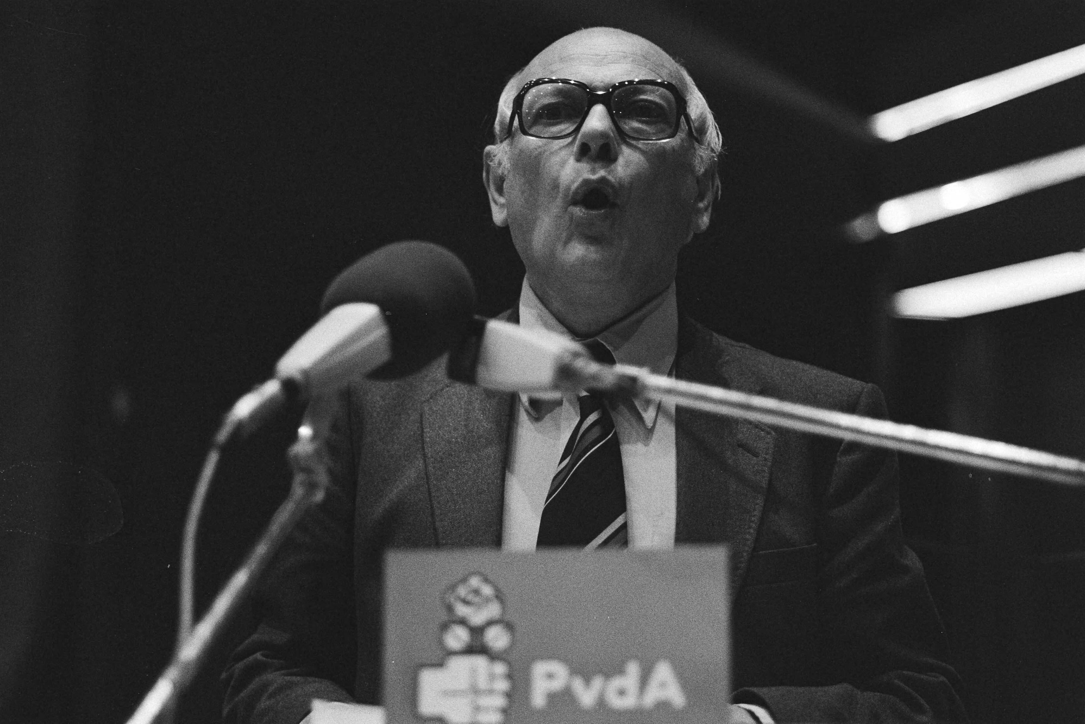 Partijraadvergadering van de PvdA in Zeist — Joop den Uyl tijdens een redevoering — Foto: Suyk, Koen / Anefo. Licentie: Set B: Rechtenvrij / Publiek Domein. Bron: Nationaal Archief. http://hdl.handle.net/10648/acd1d7ec-d0b4-102d-bcf8-003048976d84