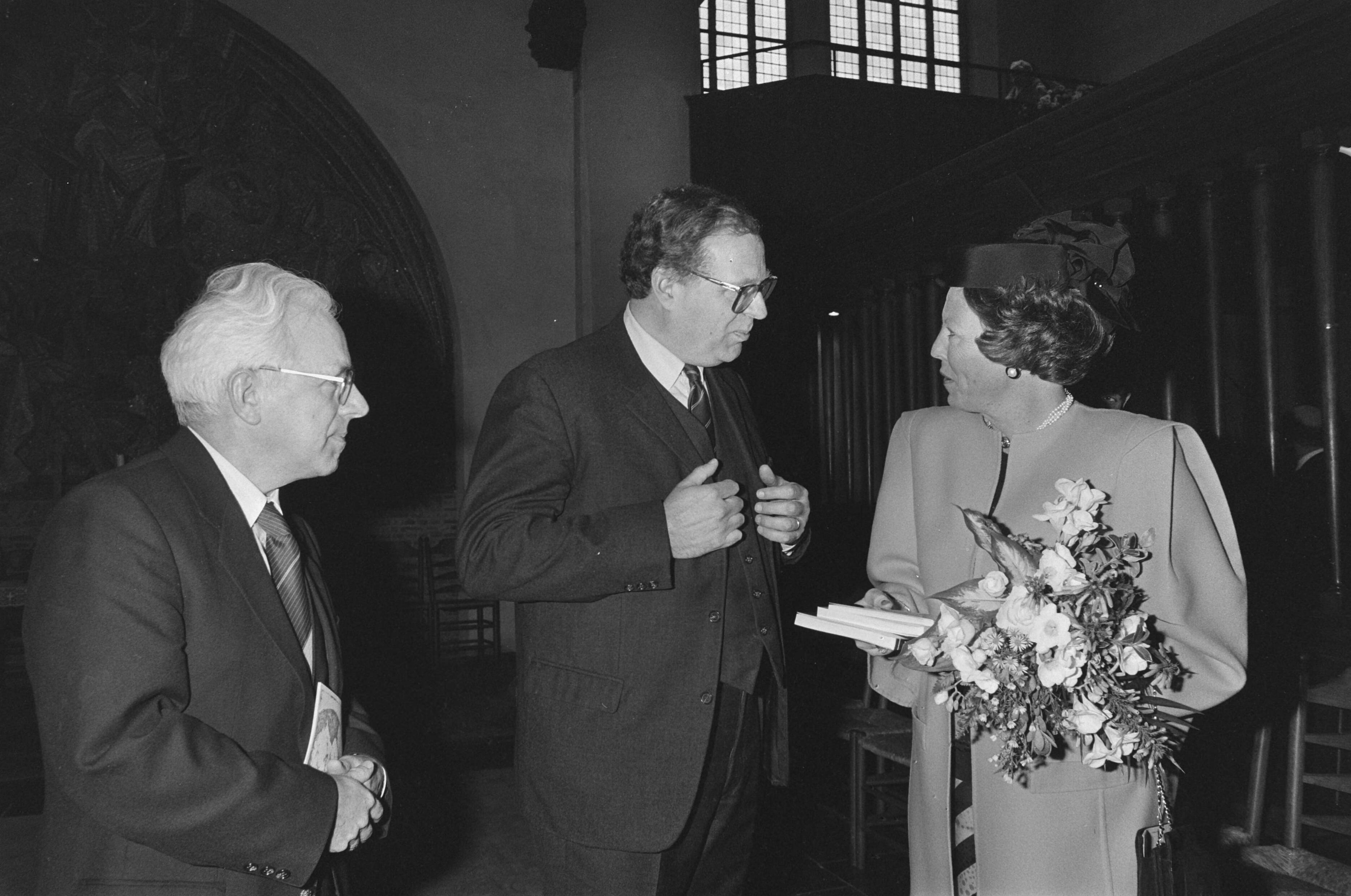 Fotocollectie Anefo — Koningin Beatrix bij Huygensherdenking in Den Haag ; prof. Wesseling (Mij. der Nederlandse Letterkunde) overhandigt HM enkele publikaties, links prof. — Foto: Croes, Rob C. / Anefo. Licentie: Set B: Rechtenvrij / Publiek Domein. Bron: Nationaal Archief. http://hdl.handle.net/10648/ad5e8a8e-d0b4-102d-bcf8-003048976d84