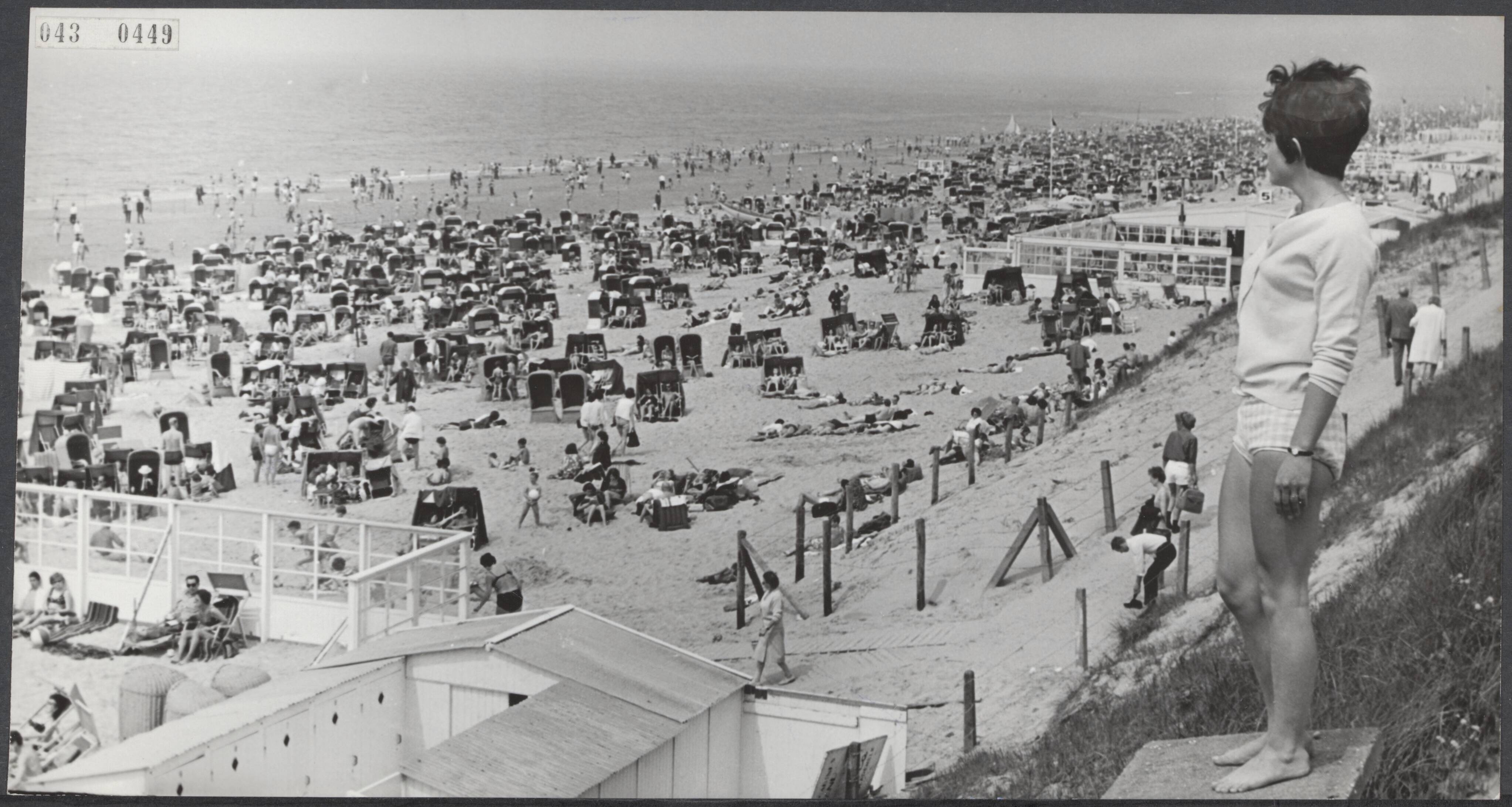 Fotocollectie Elsevier Binnenland — Drukte op 2e Pinksterdag op het strand van Zandvoort — Foto: Fotograaf Onbekend / Anefo. Licentie: Set B: Rechtenvrij / Publiek Domein. Bron: Nationaal Archief. http://hdl.handle.net/10648/adf905a0-d0b4-102d-bcf8-003048976d84