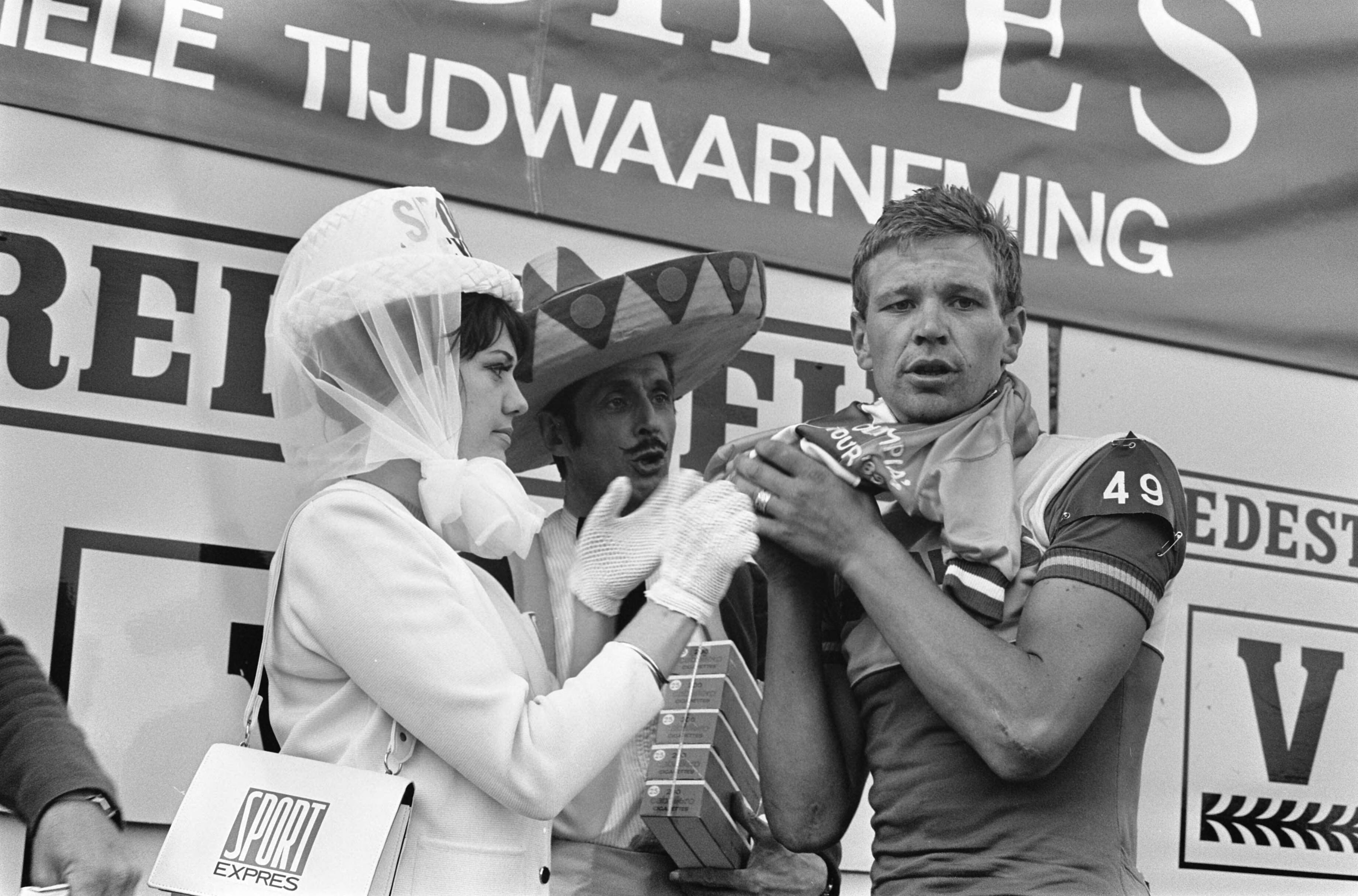 Fotocollectie Anefo — Olympias Tour finish 1e etappe te Breda. Winnaar Piet Hoekstra krijgt trui aan — Foto: Verhoeff, Bert / Anefo. Licentie: Set B: Rechtenvrij / Publiek Domein. Bron: Nationaal Archief. http://hdl.handle.net/10648/ab698ab2-d0b4-102d-bcf8-003048976d84
