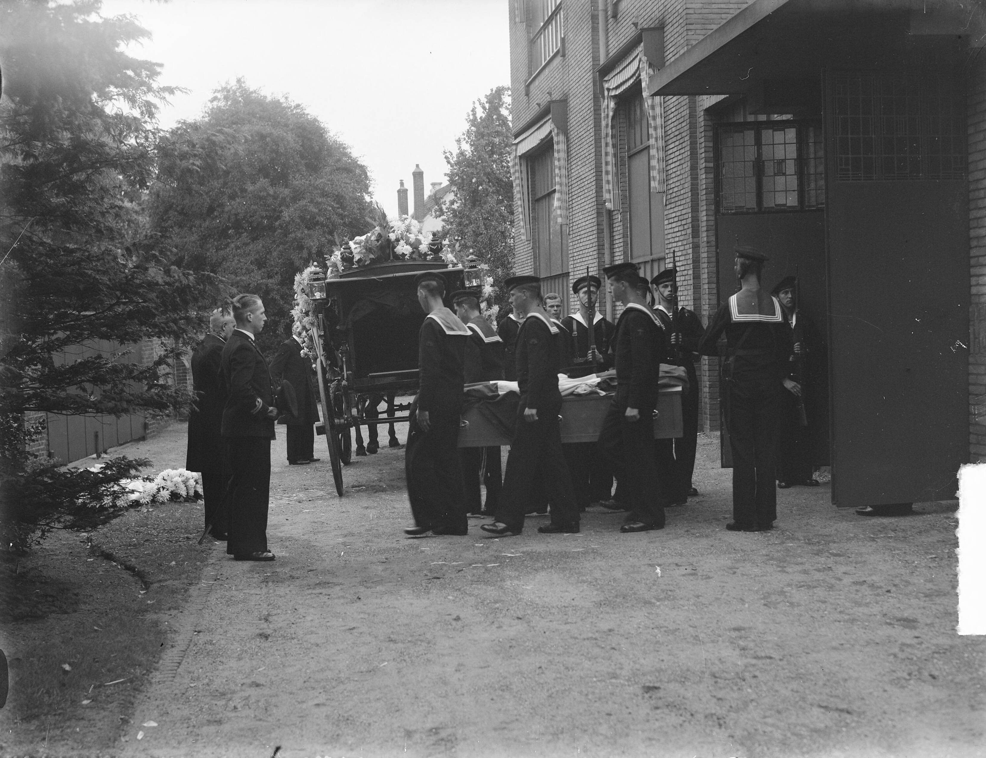 Begrafenis van leerling-vlieger Nicolai te Hilversum — Foto: Steenkamp, […] / Anefo. — Licentie: Set B: Rechtenvrij / Publiek Domein. Bron: Nationaal Archief. http://hdl.handle.net/10648/a8be1ada-d0b4-102d-bcf8-003048976d84