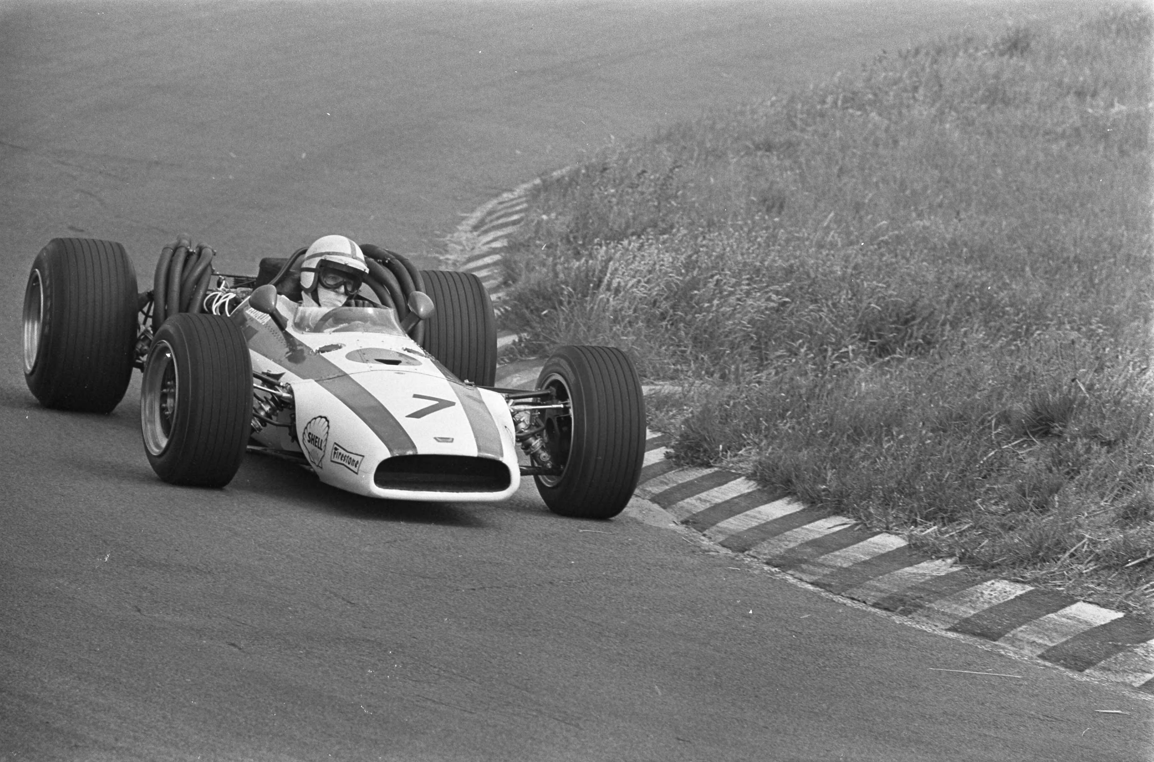 Fotocollectie Anefo — Grand Prix 68 Zandvoort. John Surtees (Honda) — Foto: Evers, Joost / Anefo. Licentie: Set B: Rechtenvrij / Publiek Domein. Bron: Nationaal Archief. http://hdl.handle.net/10648/ab450796-d0b4-102d-bcf8-003048976d84