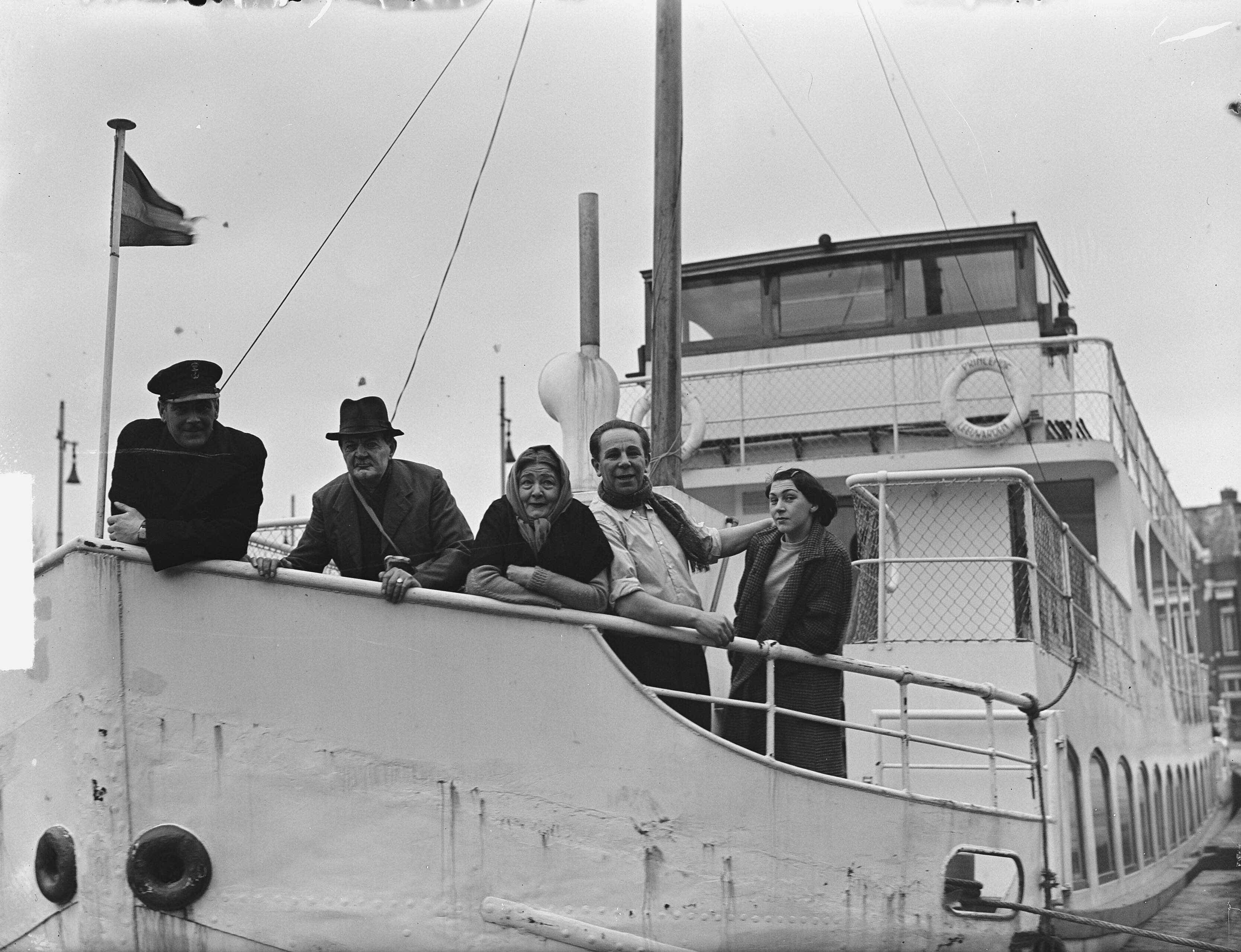 Fotocollectie Anefo — Drijvende schouwburg in Leeuwarden, het schip van toeristenbedrijf "Princehof" — Foto: Pot, Harry / Anefo. Licentie: Set B: Rechtenvrij / Publiek Domein. Bron: Nationaal Archief. http://hdl.handle.net/10648/a8e5305c-d0b4-102d-bcf8-003048976d84