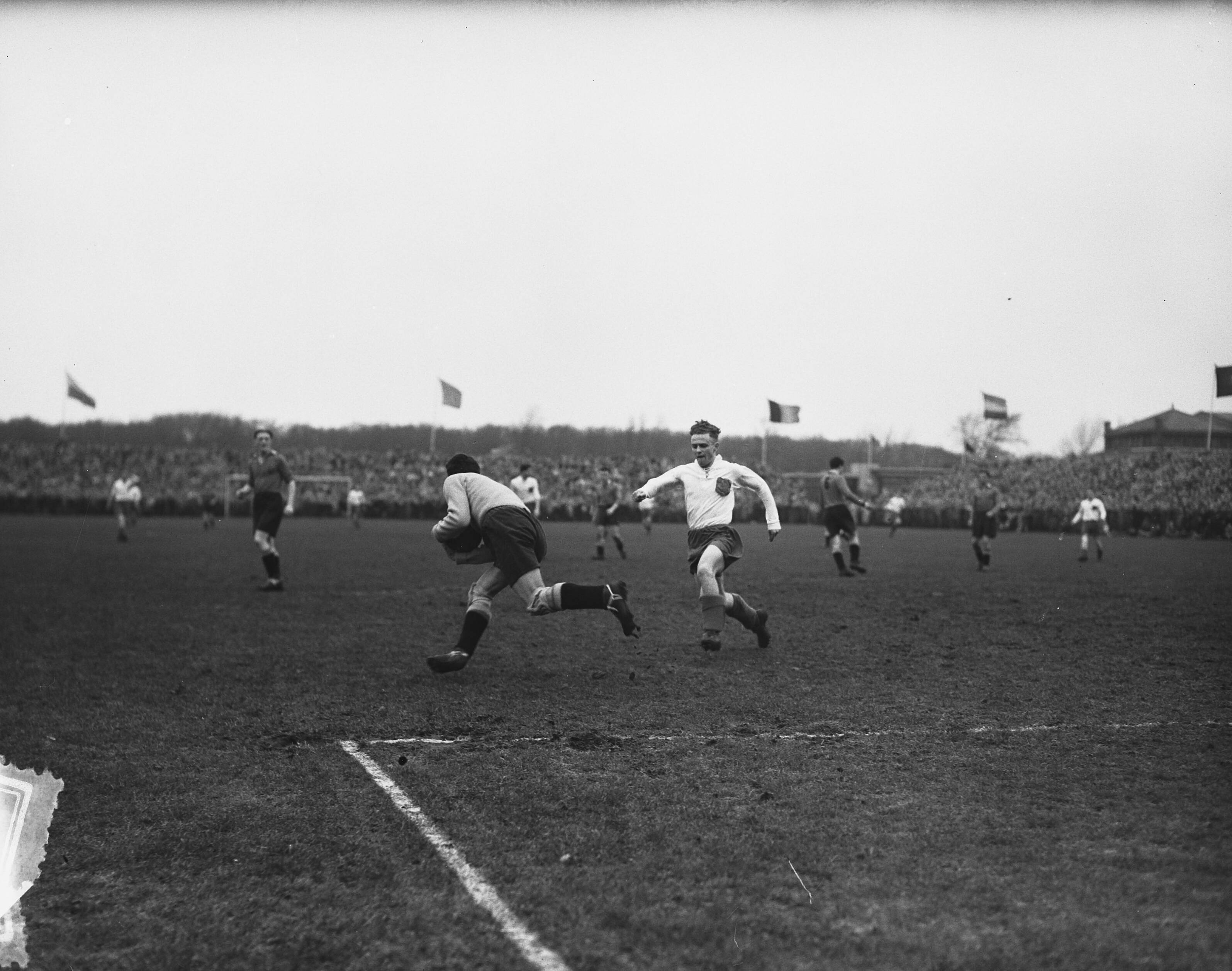 Fotocollectie Anefo — Voetbal. Nederland B - België B 1-4. Spelmoment — Foto: Fotograaf Onbekend / Anefo. Licentie: Set B: Rechtenvrij / Publiek Domein. Bron: Nationaal Archief. http://hdl.handle.net/10648/a91f4210-d0b4-102d-bcf8-003048976d84