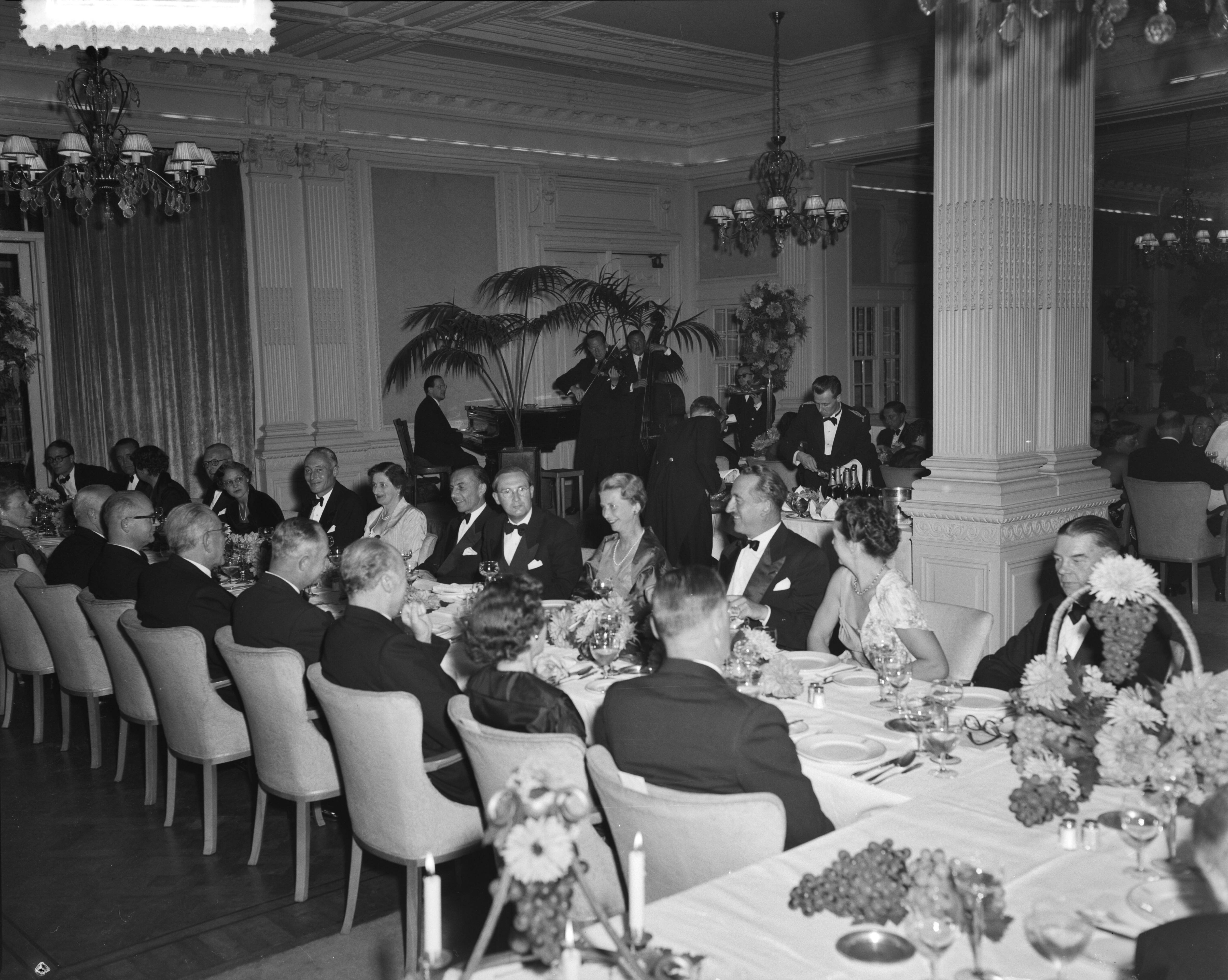 Fotocollectie Anefo — Assuradeuren Congres Den Haag , diner — Foto: Meijer, T.A. / Anefo. Licentie: Set B: Rechtenvrij / Publiek Domein. Bron: Nationaal Archief. http://hdl.handle.net/10648/a929378e-d0b4-102d-bcf8-003048976d84