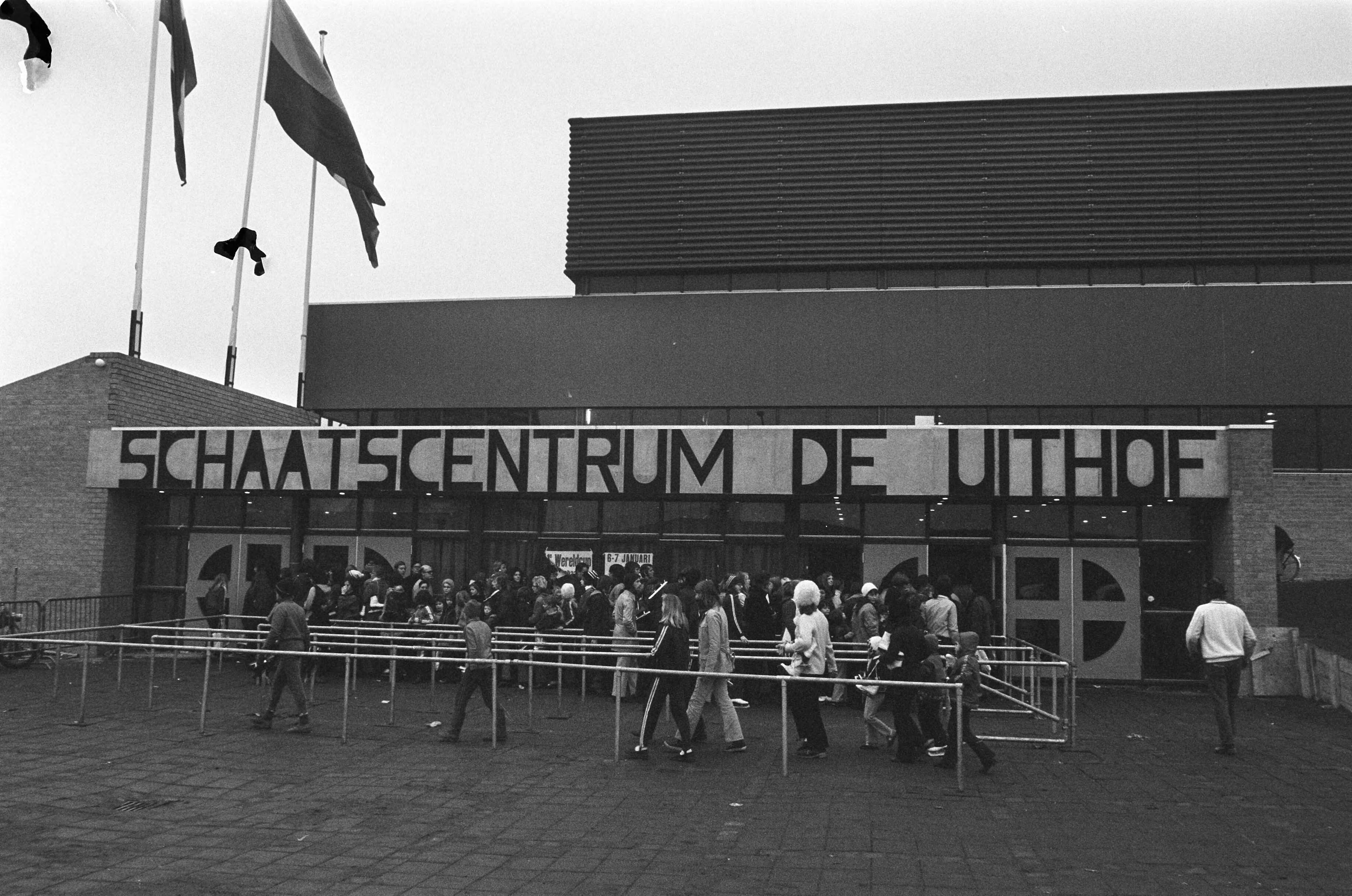 Fotocollectie Anefo — Kunstijsbaan De Uithof , Den Haag — Foto: Mieremet, Rob / Anefo. Licentie: Set B: Rechtenvrij / Publiek Domein. Bron: Nationaal Archief. http://hdl.handle.net/10648/ac2175aa-d0b4-102d-bcf8-003048976d84