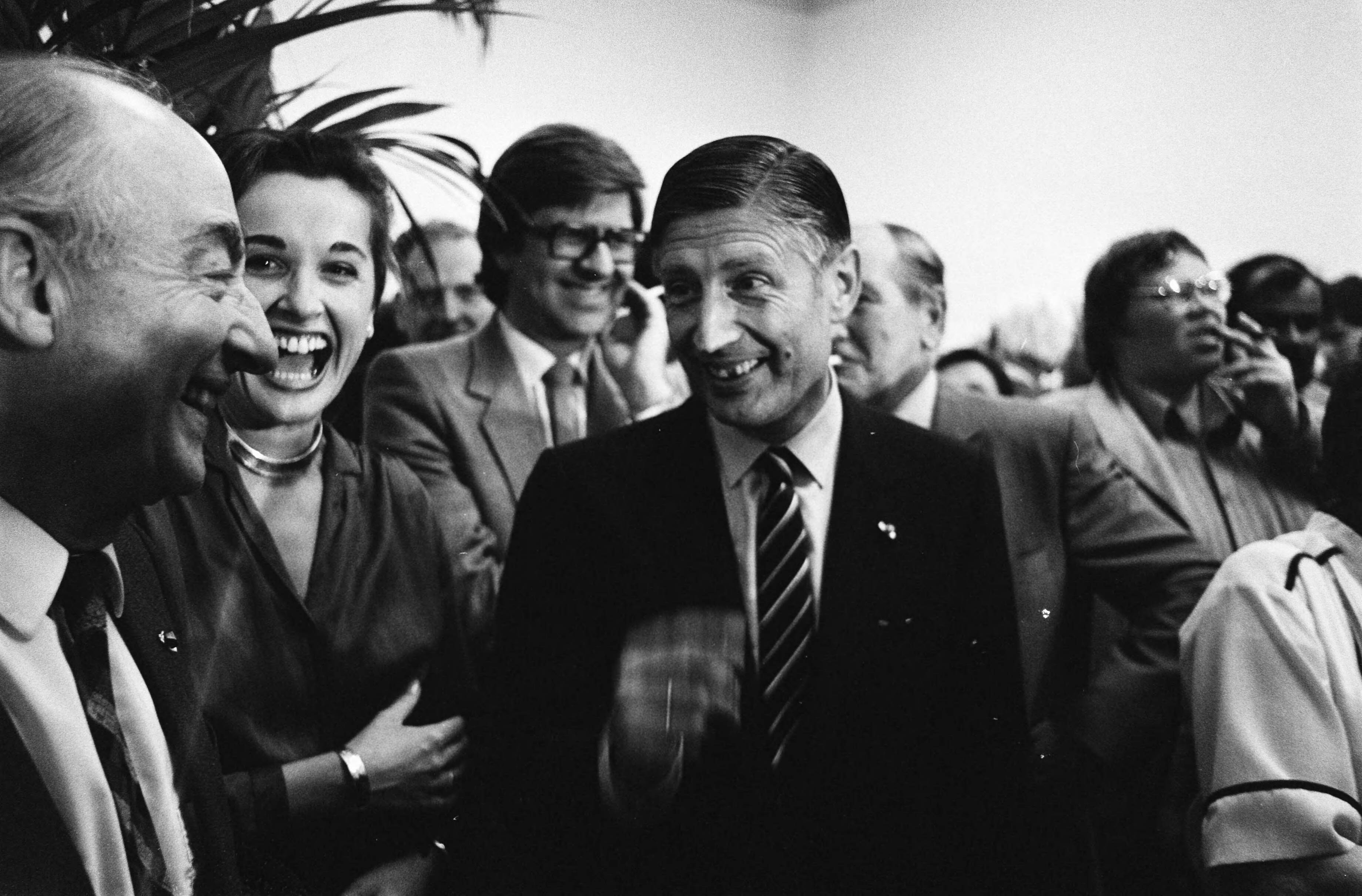 Fotocollectie Anefo — Tweede Kamer verkiezingen 1981; verkiezingsbijeenkomst CDA in Pulchri Studio in Den Haag ; Van Agt in gespr met Schmelzer en diens vrouw — Foto: Bogaerts, Rob / Anefo. Licentie: Set B: Rechtenvrij / Publiek Domein. Bron: Nationaal Archief. http://hdl.handle.net/10648/acfcb58e-d0b4-102d-bcf8-003048976d84