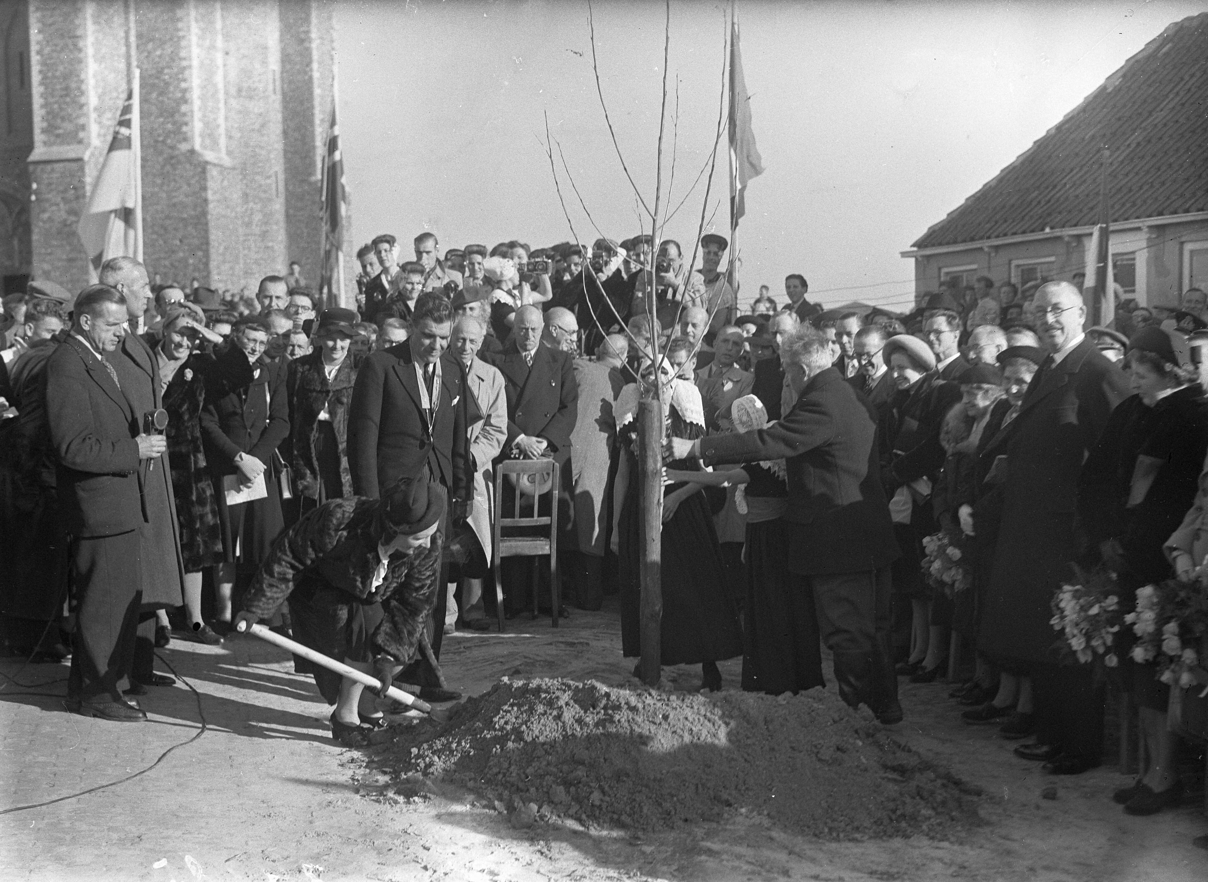 Fotocollectie Anefo — Opening Boomplantdag op Walcheren door prinses Juliana, in gezelschap van prins Bernhard. Prinses Juliana plant een boom in Westkapelle — Foto: Sagers, Harry / Anefo. Licentie: Set B: Rechtenvrij / Publiek Domein. Bron: Nationaal Archief. http://hdl.handle.net/10648/a8af1f94-d0b4-102d-bcf8-003048976d84
