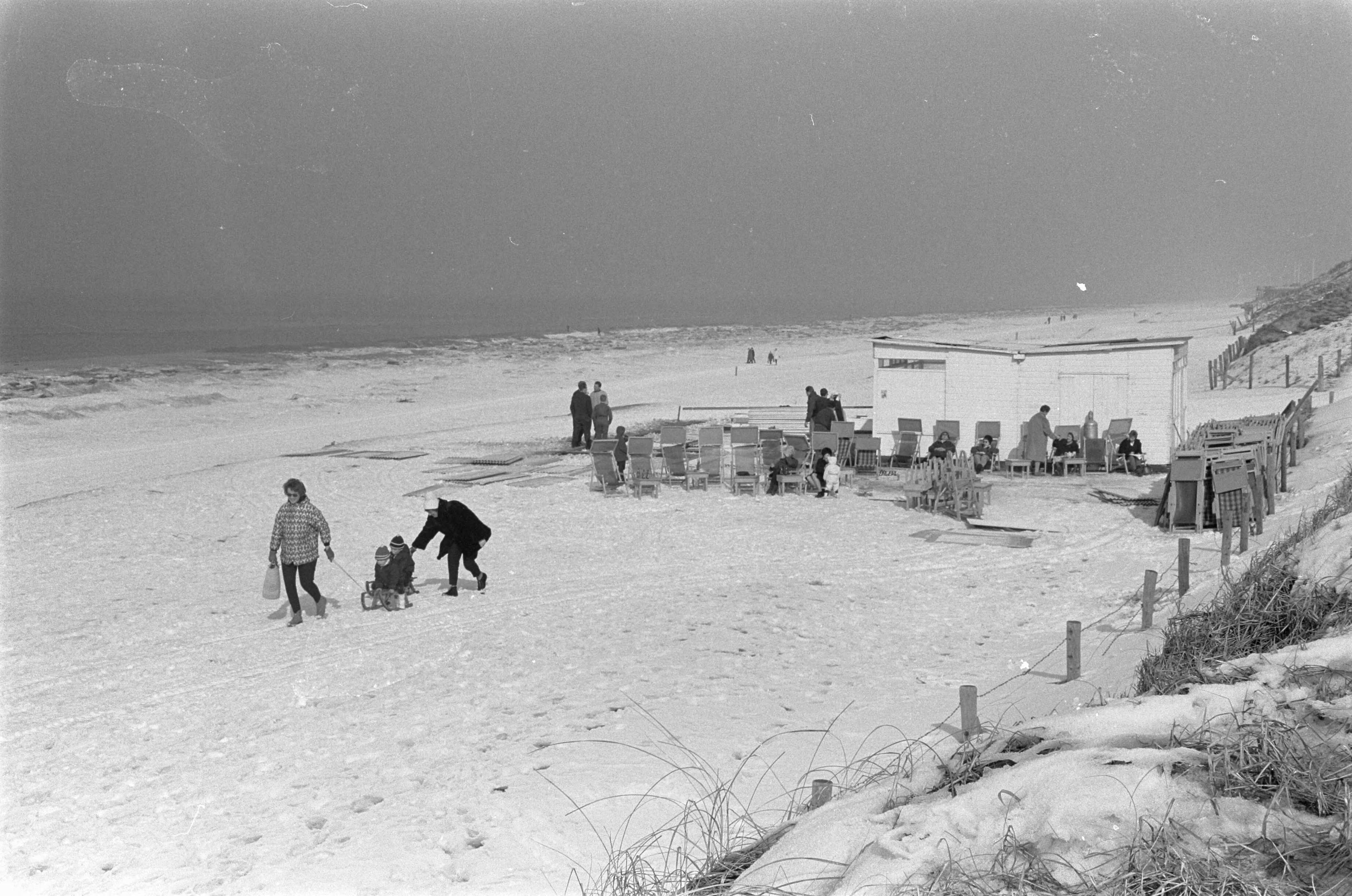 Fotocollectie Anefo — Lente of wintersport op het Zandvoortse strand. Mensen aan het zonnebaden — Foto: Pot, Harry / Anefo. Licentie: Set B: Rechtenvrij / Publiek Domein. Bron: Nationaal Archief. http://hdl.handle.net/10648/aa2b9f0a-d0b4-102d-bcf8-003048976d84