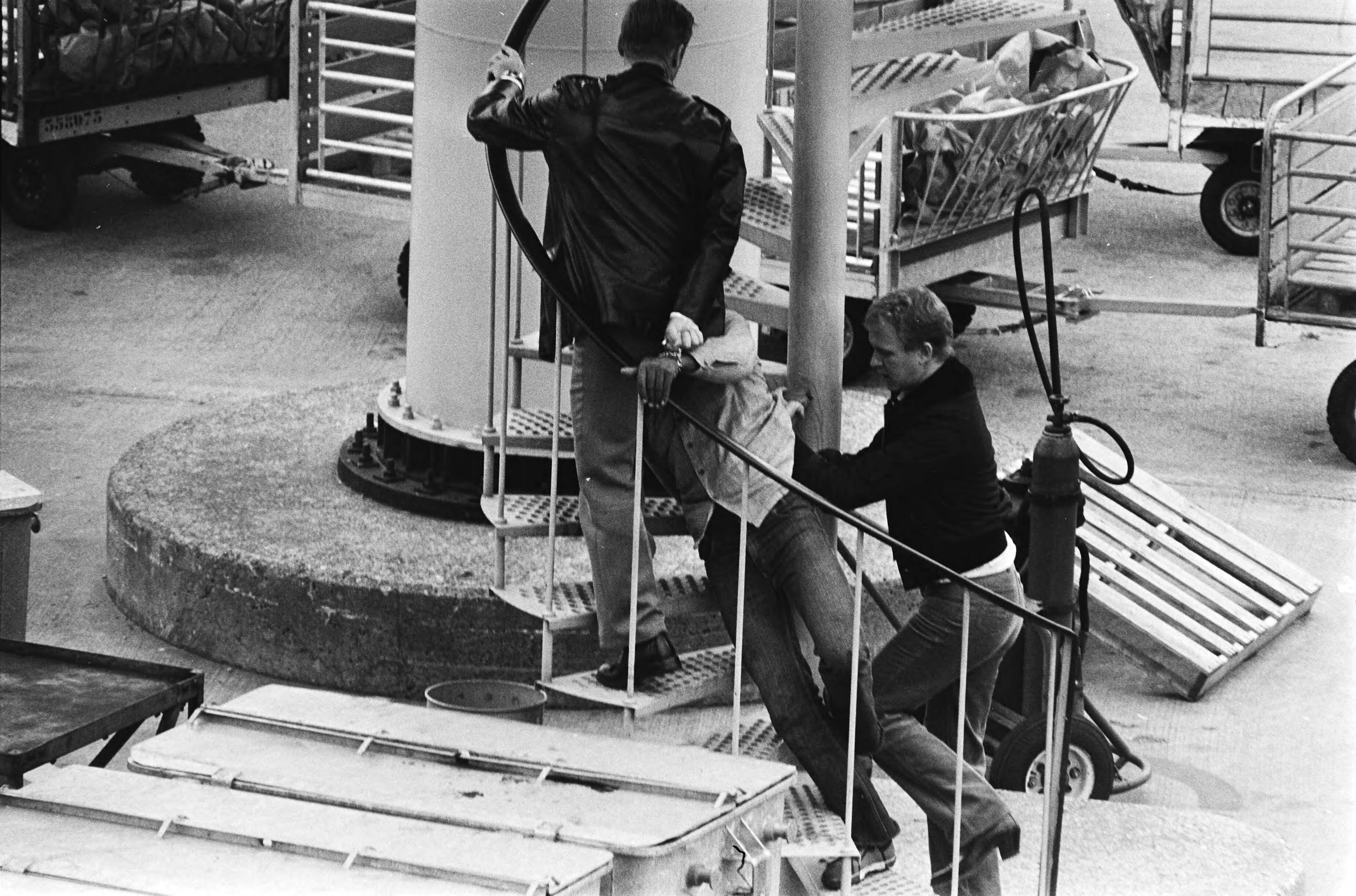 Uitzetting op Schiphol van 8 illegale immigranten naar Marokko — Een van de mannen verzet zich hevig en wordt een trap op gehesen — Foto: Bogaerts, Rob / Anefo. Licentie: Set B: Rechtenvrij / Publiek Domein. Bron: Nationaal Archief. http://hdl.handle.net/10648/ace444fe-d0b4-102d-bcf8-003048976d84
